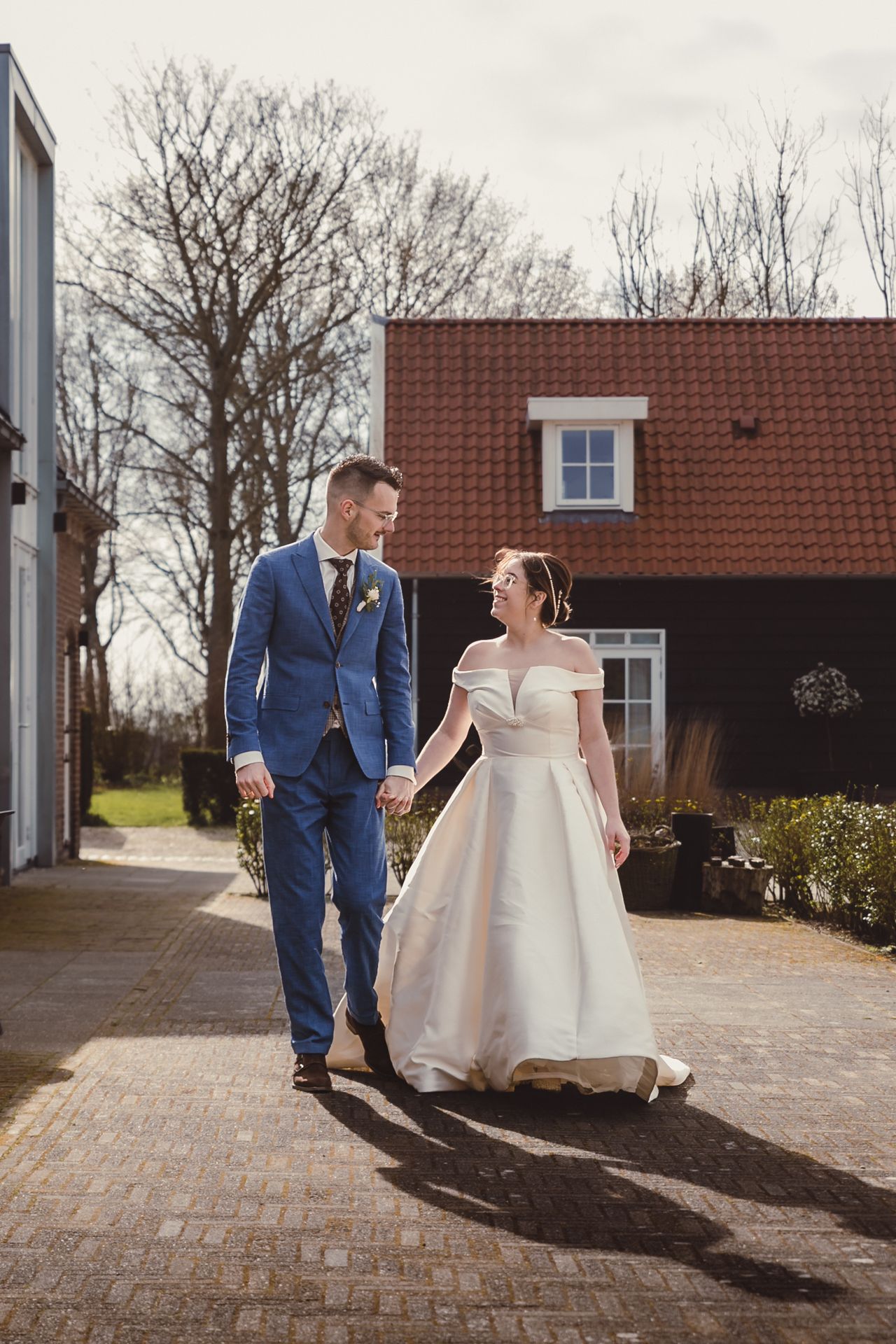 Gezellige en warme sfeer op landgoed met bloemen en trouwdetails.