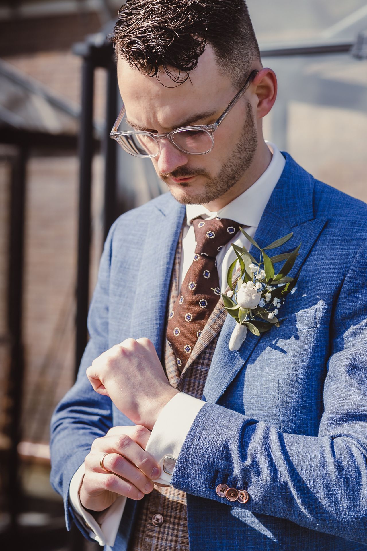 Gezellige en warme sfeer op landgoed met bloemen en trouwdetails.