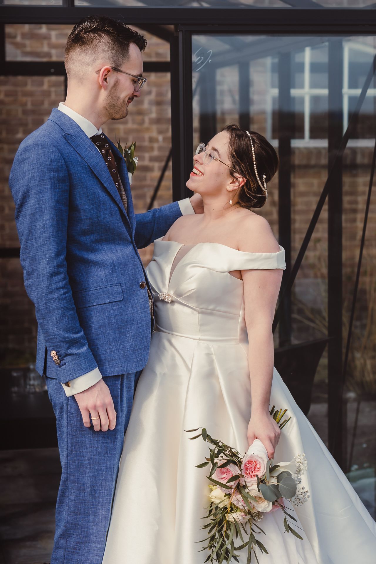 Gezellige en warme sfeer op landgoed met bloemen en trouwdetails.