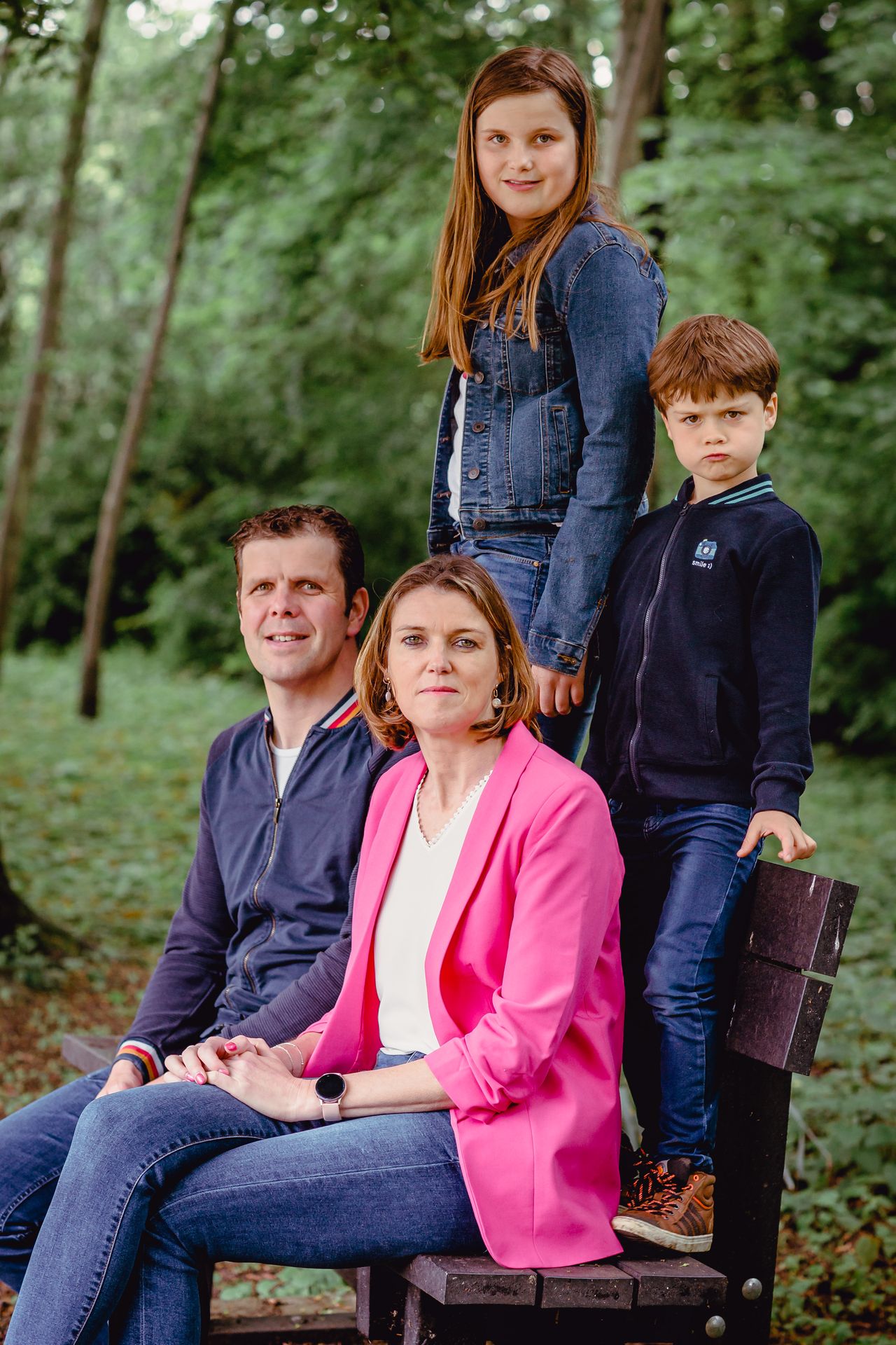 Tijdloze familiefotografie in veld met warme zon en natuurlijke charme.