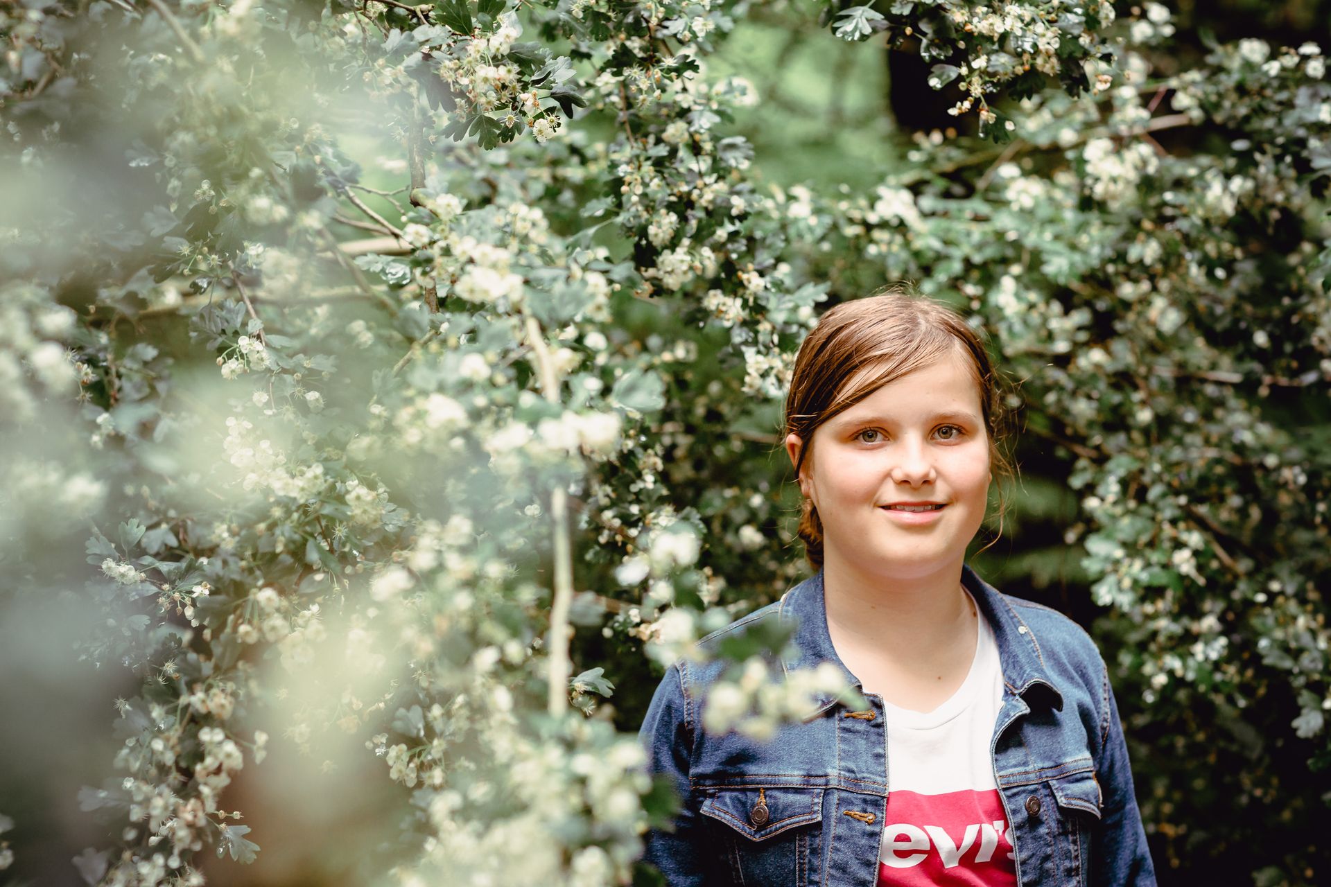 Gezinsmomenten vastgelegd in natuurlijk licht op een uitgestrekt veld.