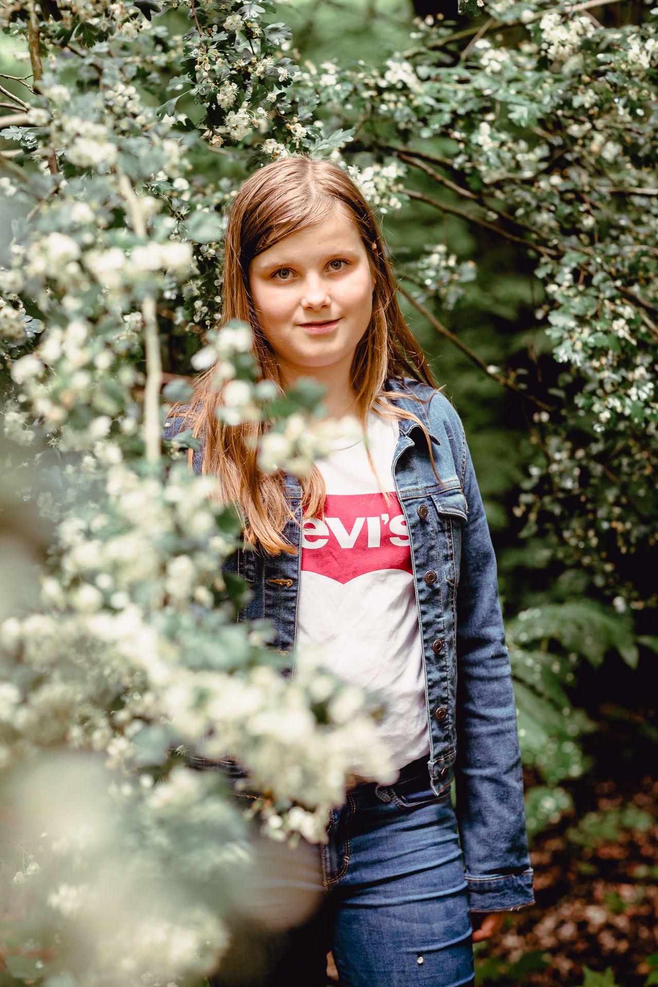 Tijdloze familiefotografie in veld met warme zon en natuurlijke charme.