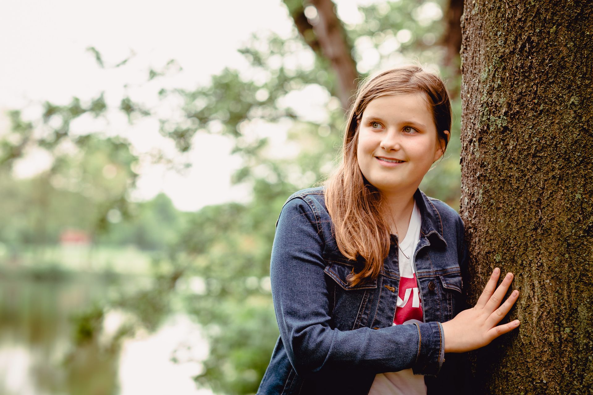 Gezinsmomenten vastgelegd in natuurlijk licht op een uitgestrekt veld.