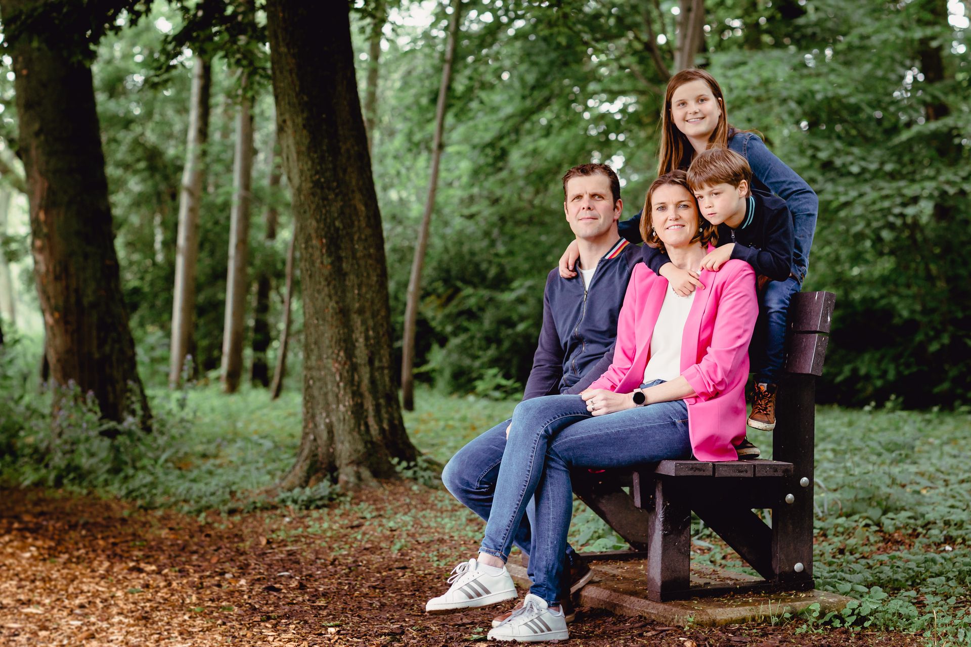 Gezinsmomenten vastgelegd in natuurlijk licht op een uitgestrekt veld.