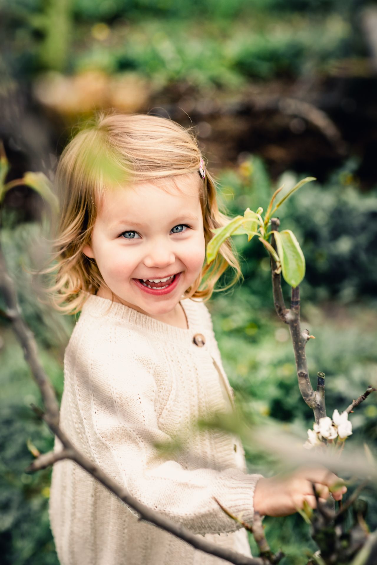 Gezinsmomenten vastgelegd tussen appelbloesems met zachte regen voor natuurlijke sfeer.