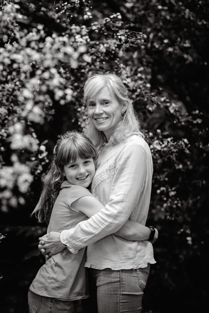 Familiefotografie in Deinze, Brielmeersen park met bomen, vijvers en natuurlijke lichtinval.