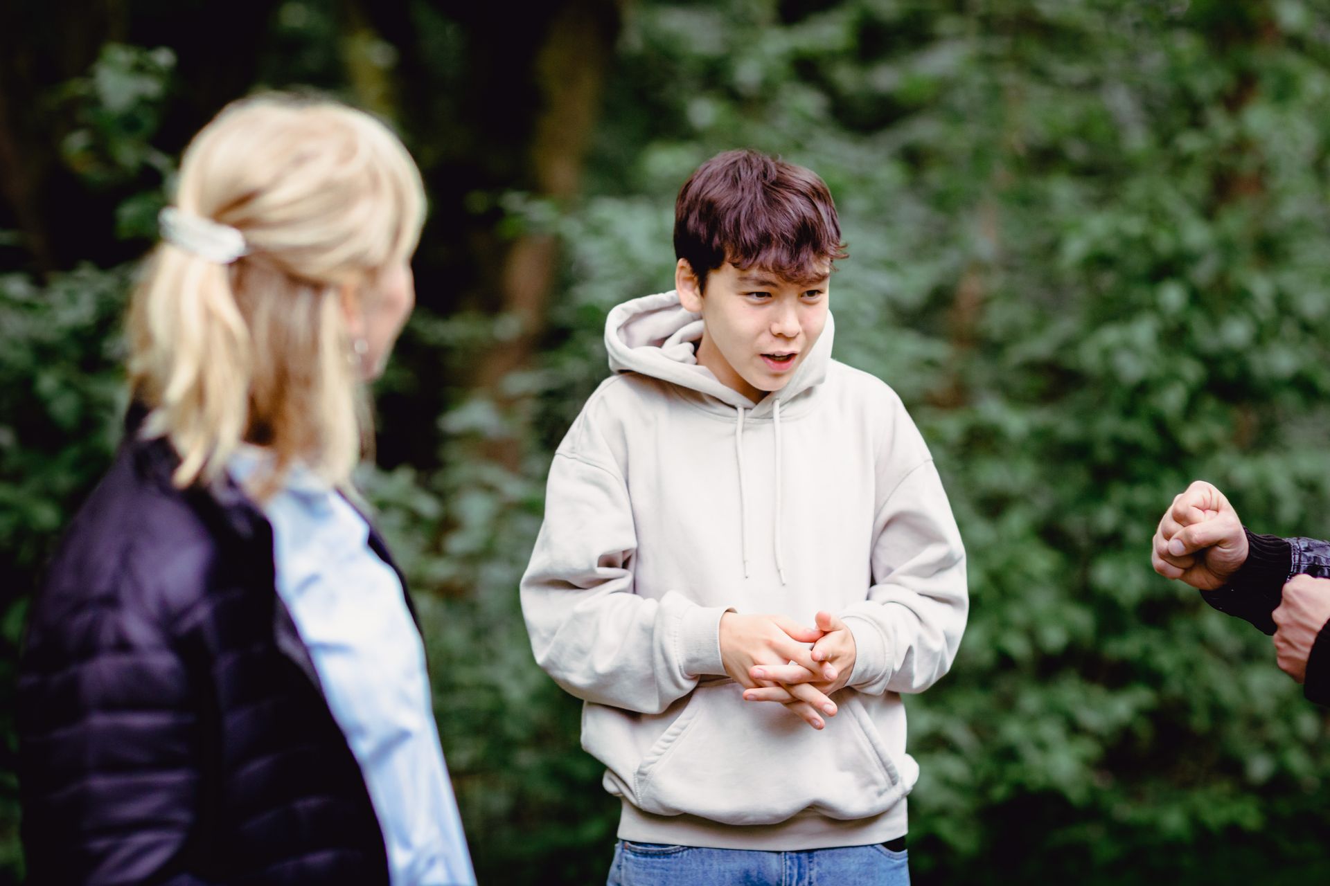 Gezinsfotografie in natuurpark Brielmeersen Deinze, spontane momenten in het groen