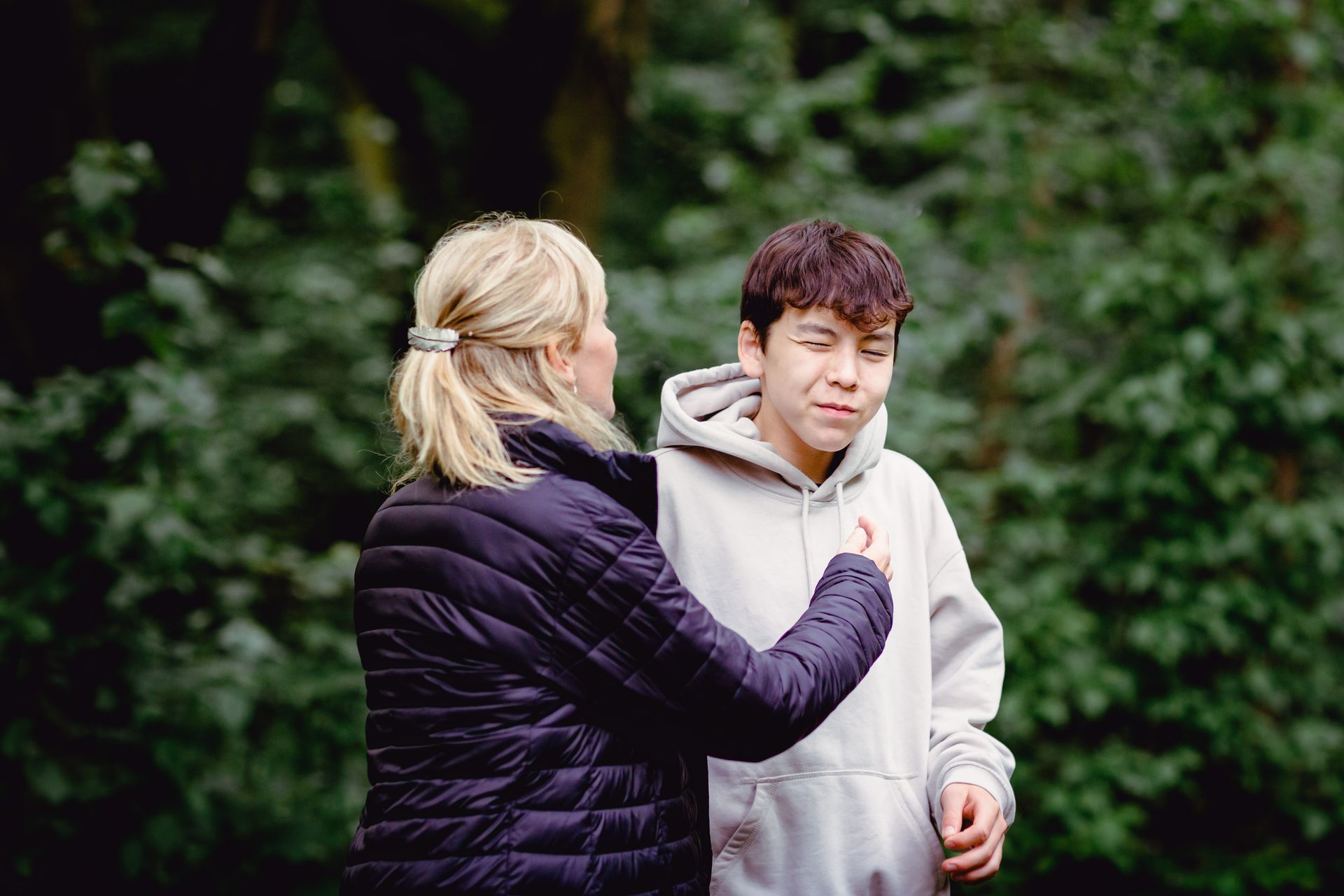 Gezinsfotografie in natuurpark Brielmeersen Deinze, spontane momenten in het groen