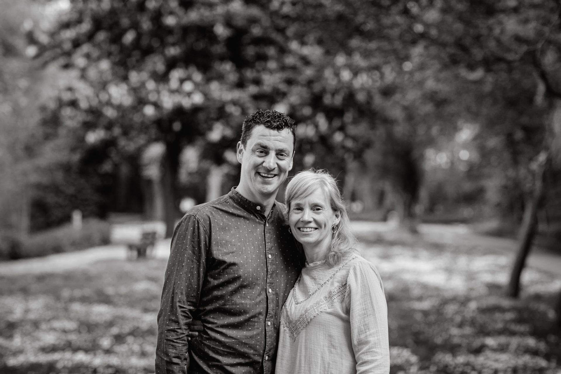Familiefotoshoot in de Brielmeersen Deinze, natuurlijke setting met groen en water.