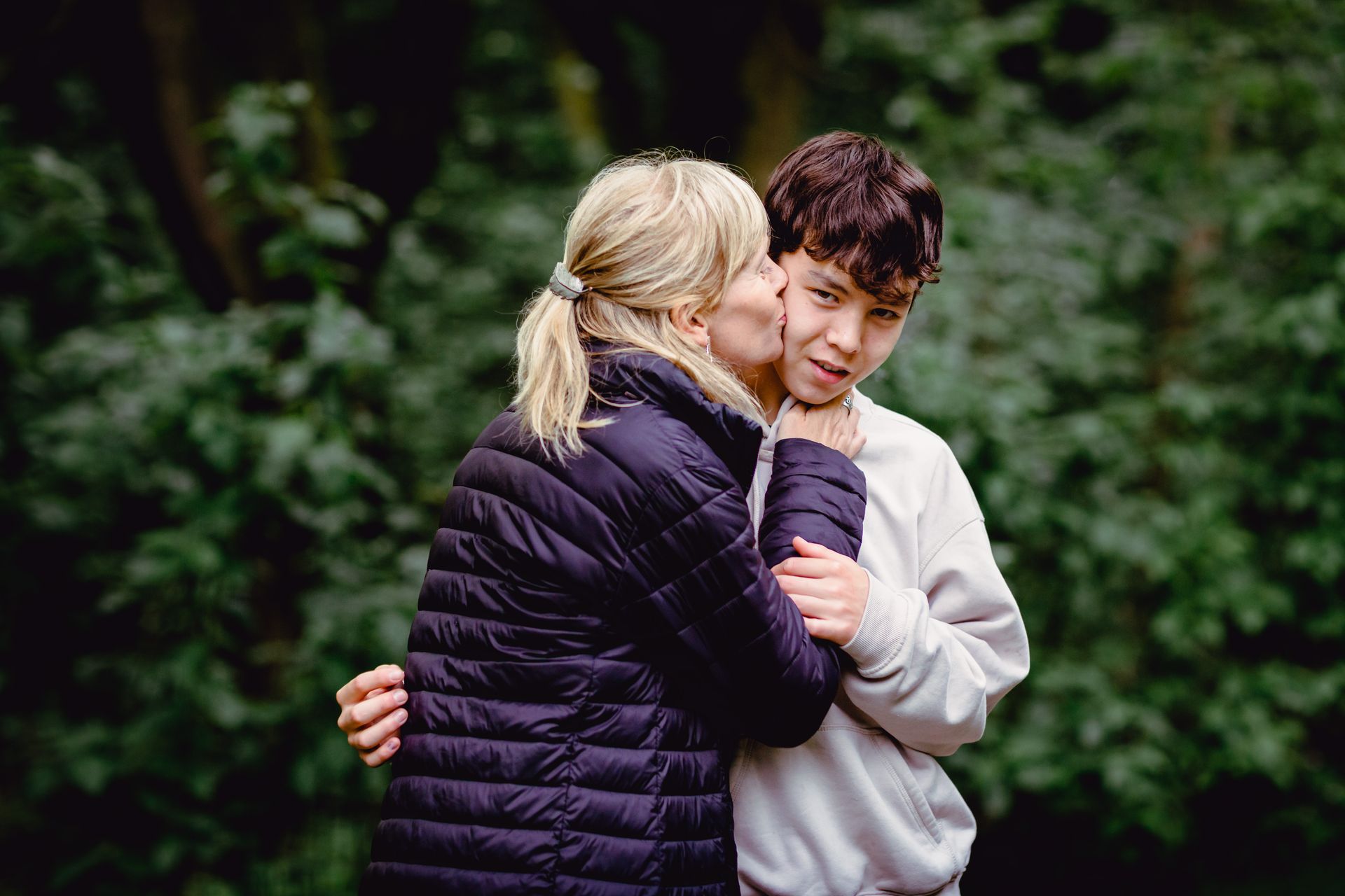 Familiefotografie in Deinze, Brielmeersen park met bomen, vijvers en natuurlijke lichtinval.