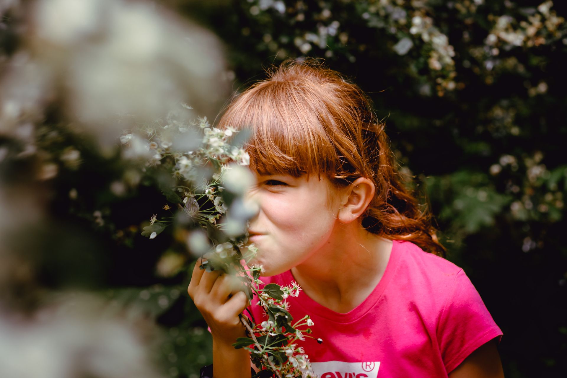 Fotoshoot van familie in Brielmeersen Deinze, idyllische natuur en ontspannen sfeer.