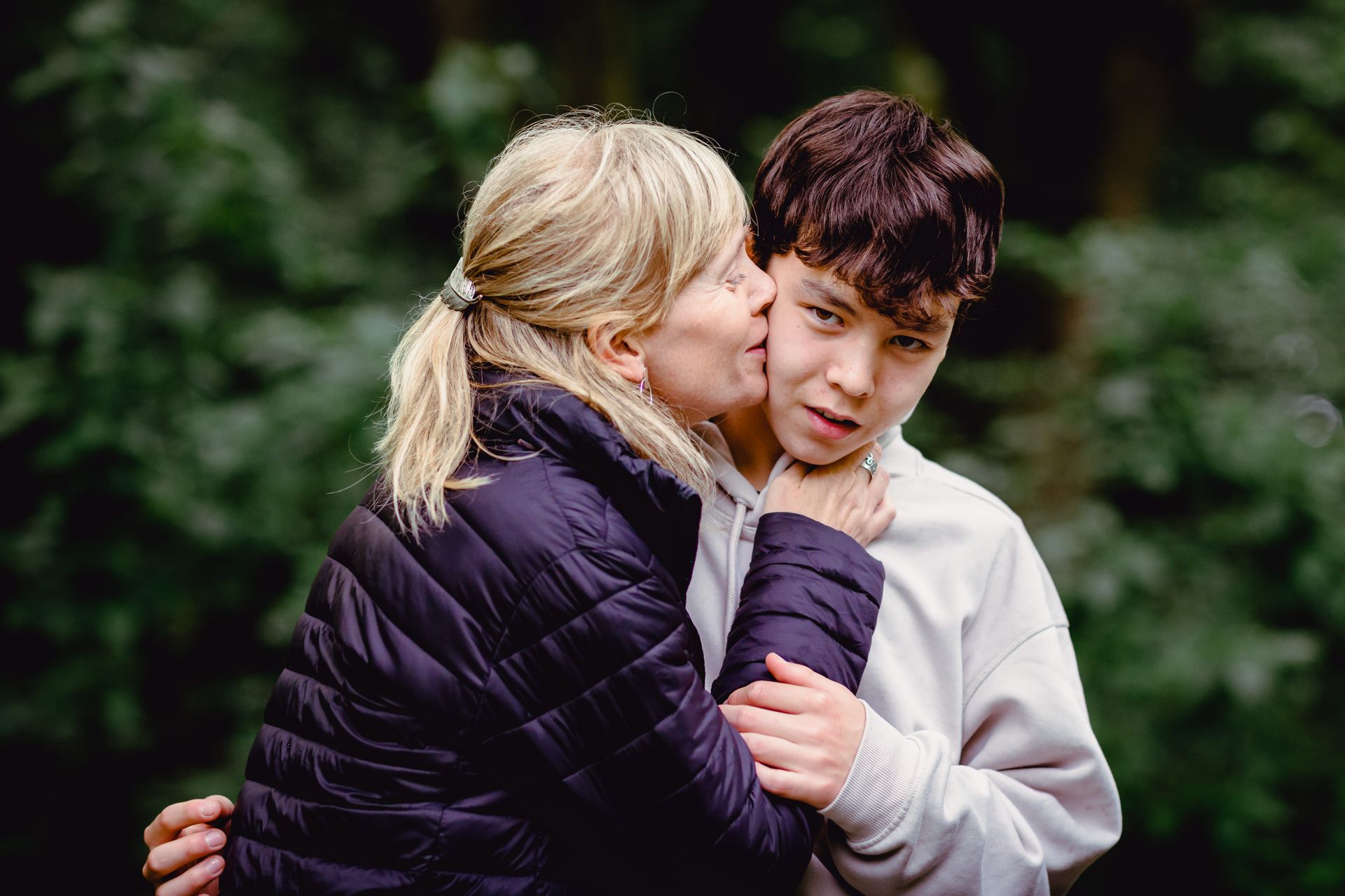 Familiefotografie in Deinze, Brielmeersen park met bomen, vijvers en natuurlijke lichtinval.