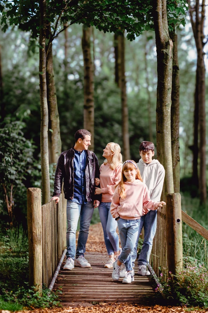 Fotoshoot van familie in Brielmeersen Deinze, idyllische natuur en ontspannen sfeer.