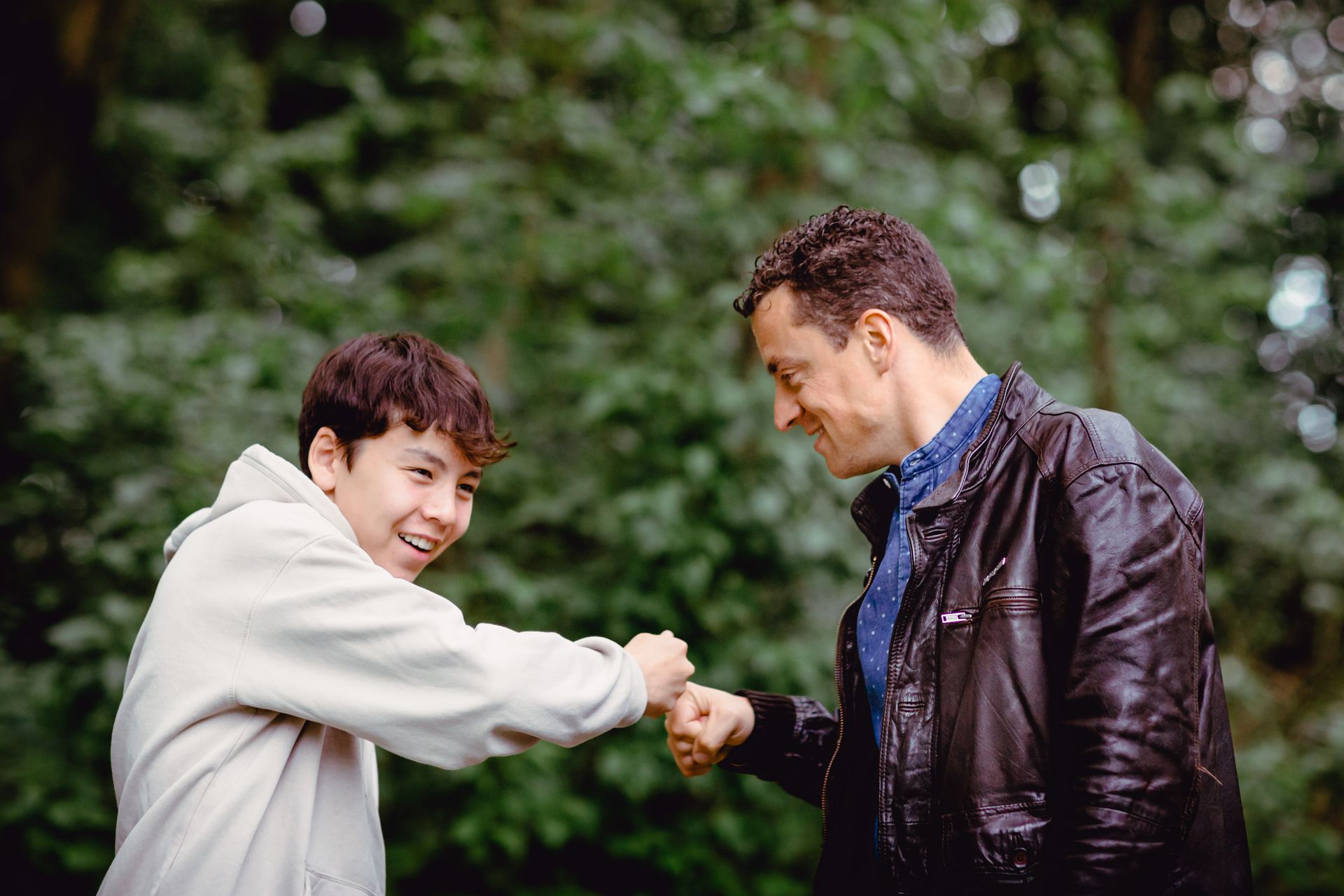 Fotoshoot van familie in Brielmeersen Deinze, idyllische natuur en ontspannen sfeer.