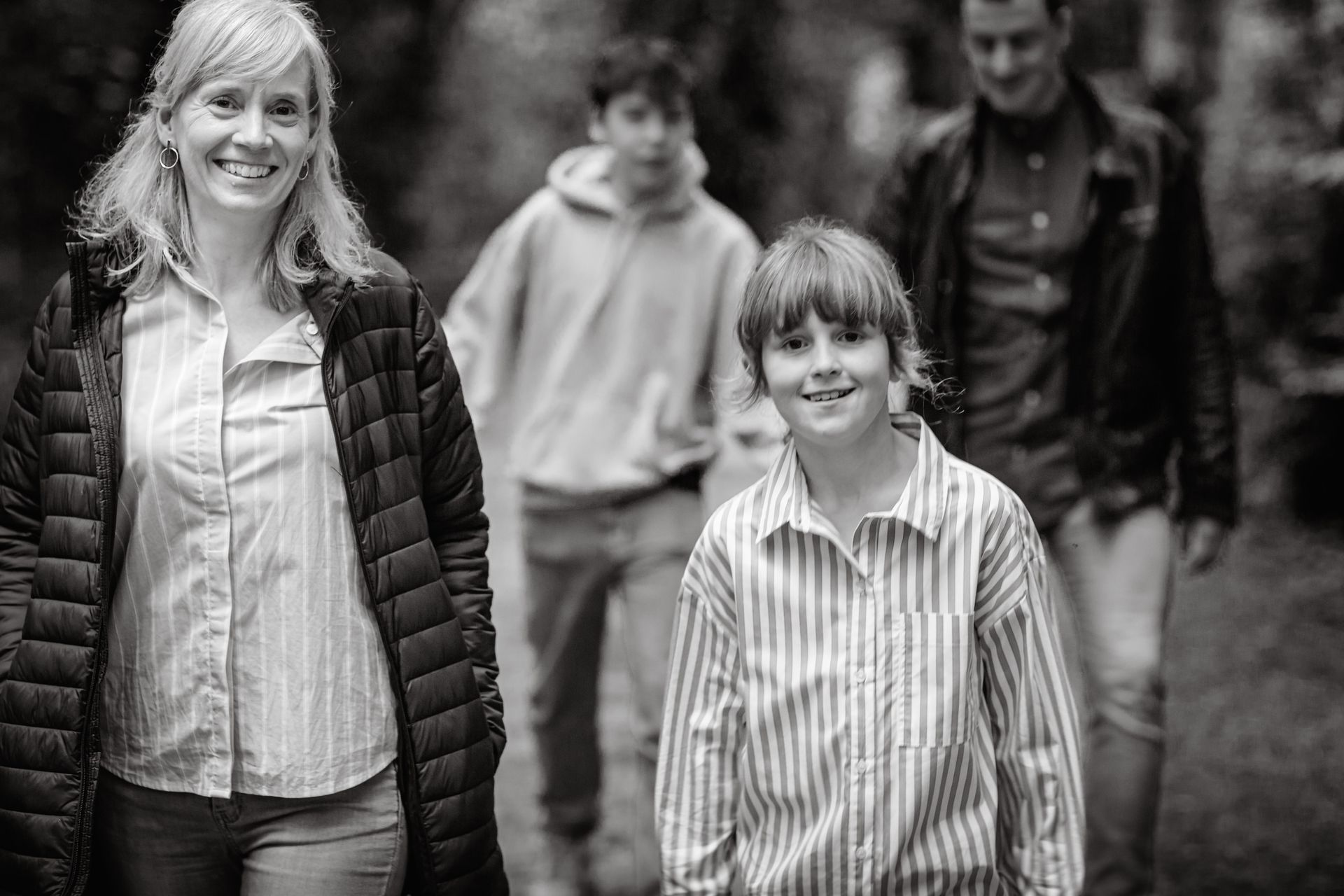 Familiefotografie in Deinze, Brielmeersen park met bomen, vijvers en natuurlijke lichtinval.