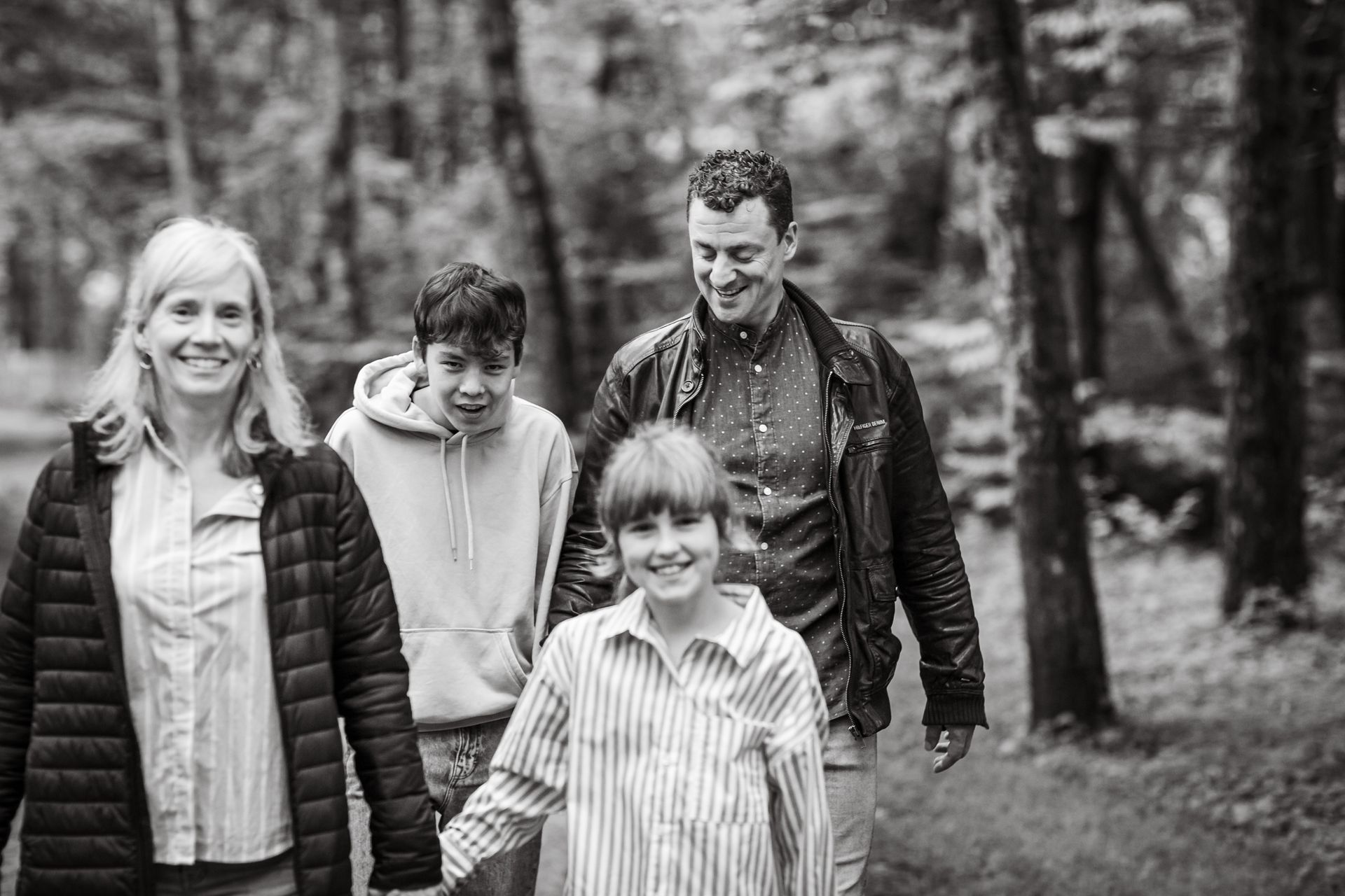 Fotoshoot van familie in Brielmeersen Deinze, idyllische natuur en ontspannen sfeer.