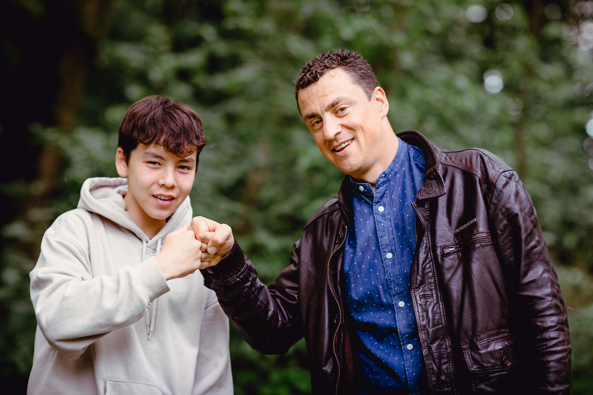 Familiefotografie in Deinze, Brielmeersen park met bomen, vijvers en natuurlijke lichtinval.