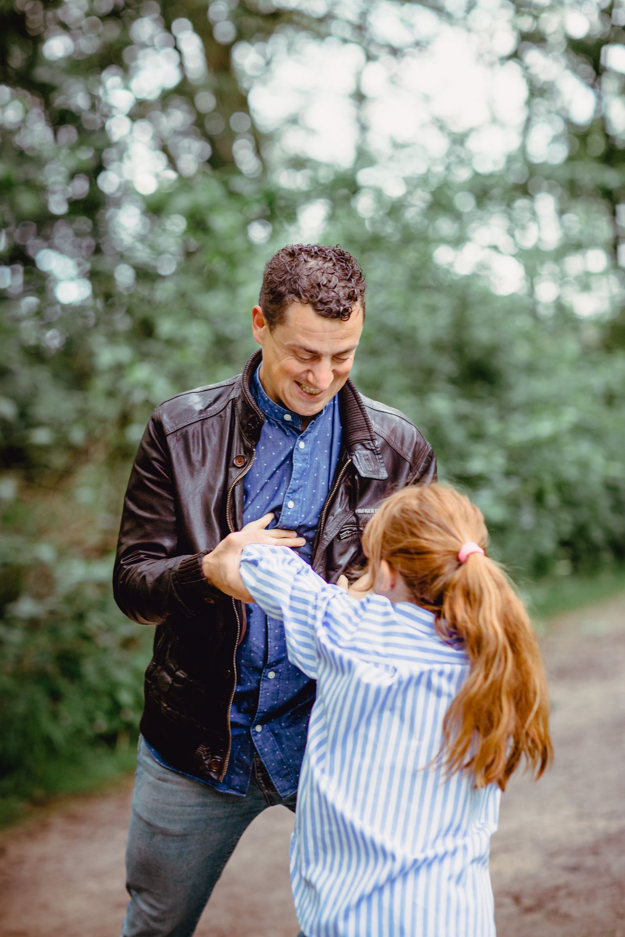 Fotoshoot van familie in Brielmeersen Deinze, idyllische natuur en ontspannen sfeer.