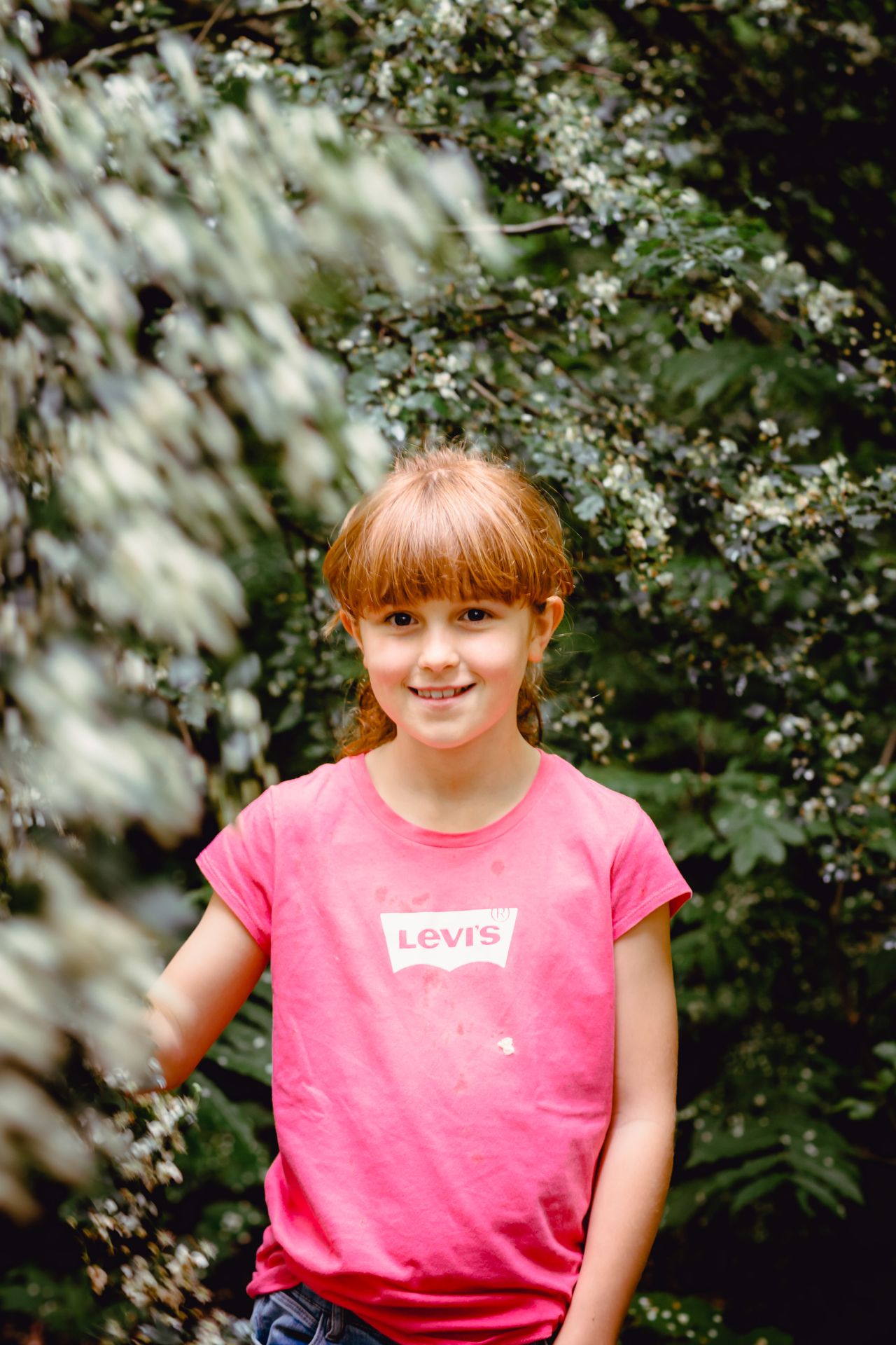 Fotoshoot van familie in Brielmeersen Deinze, idyllische natuur en ontspannen sfeer.