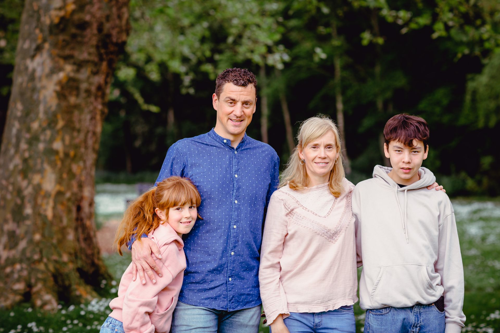 Familiefotoshoot in de Brielmeersen Deinze, natuurlijke setting met groen en water.