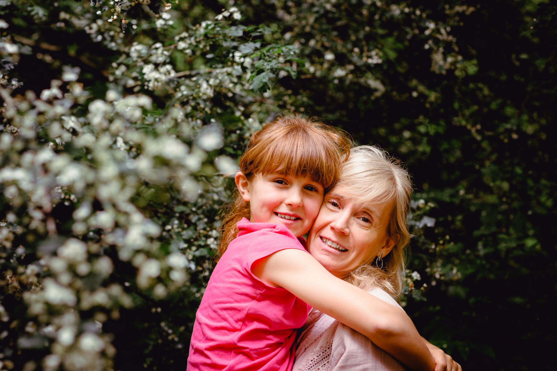 Gezinsfotografie in natuurpark Brielmeersen Deinze, spontane momenten in het groen