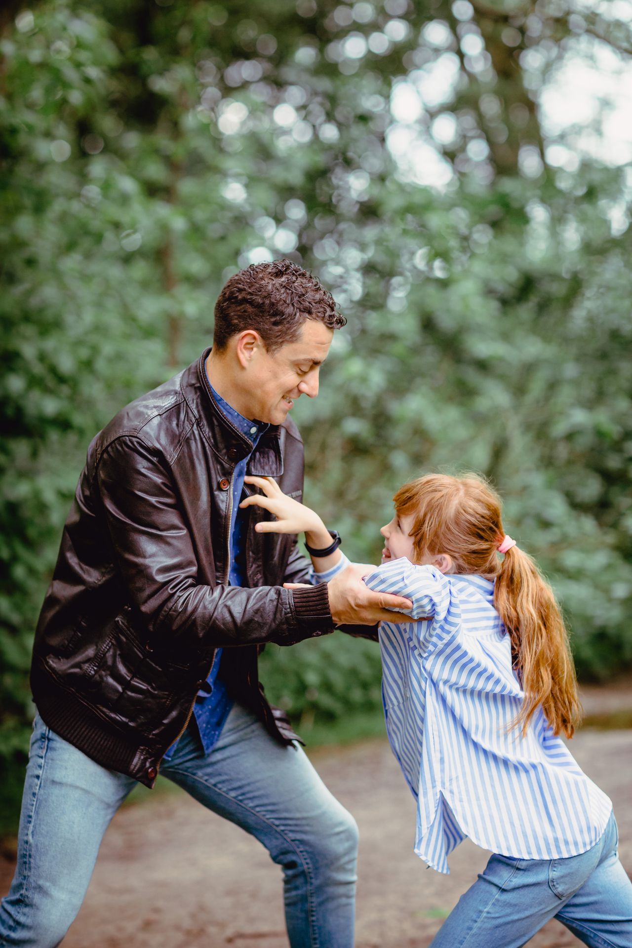 Familiefotografie in Deinze, Brielmeersen park met bomen, vijvers en natuurlijke lichtinval.