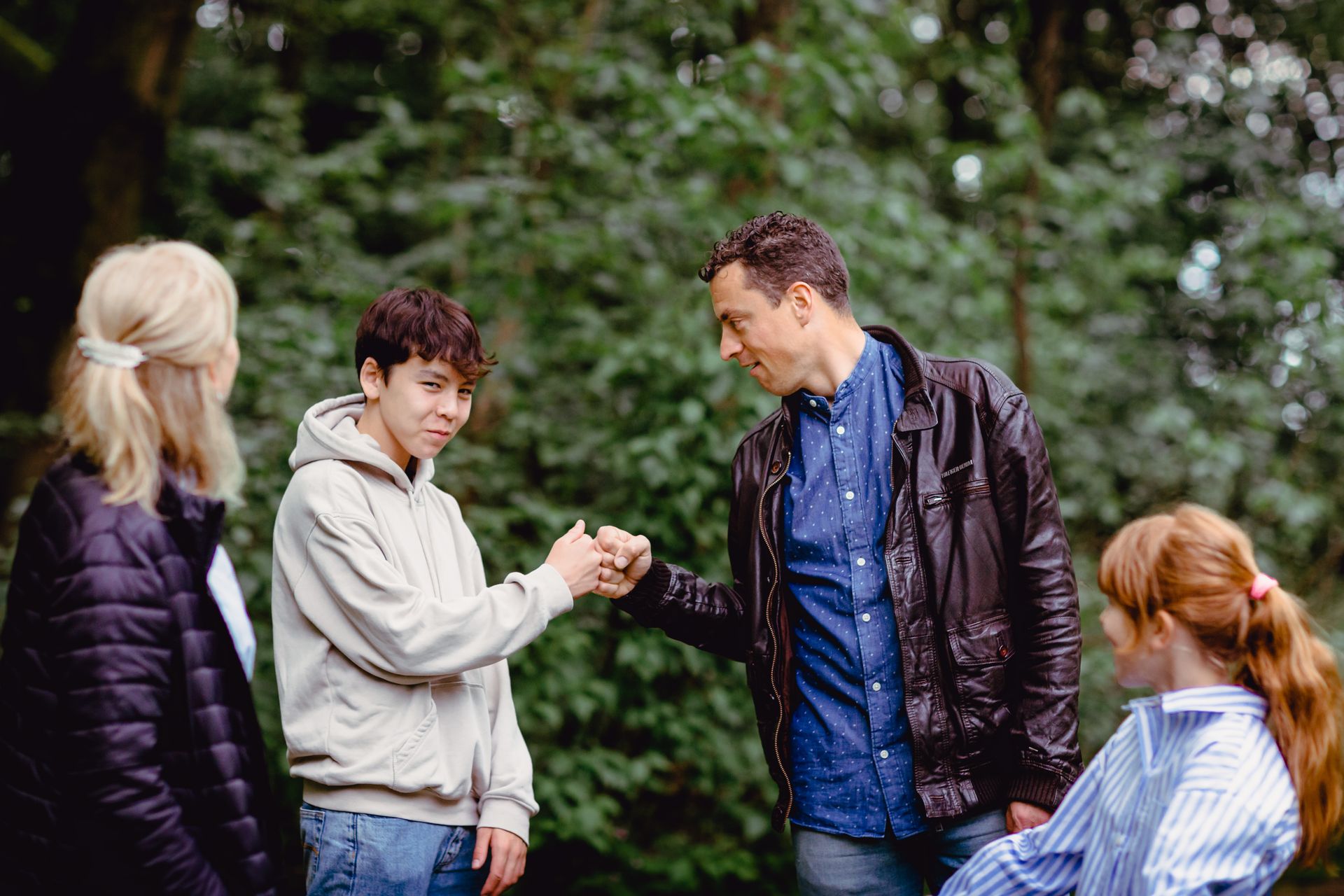 Fotoshoot van familie in Brielmeersen Deinze, idyllische natuur en ontspannen sfeer.