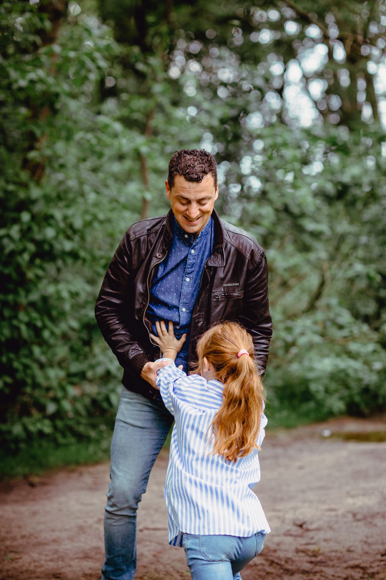 Familiefotografie in Deinze, Brielmeersen park met bomen, vijvers en natuurlijke lichtinval.