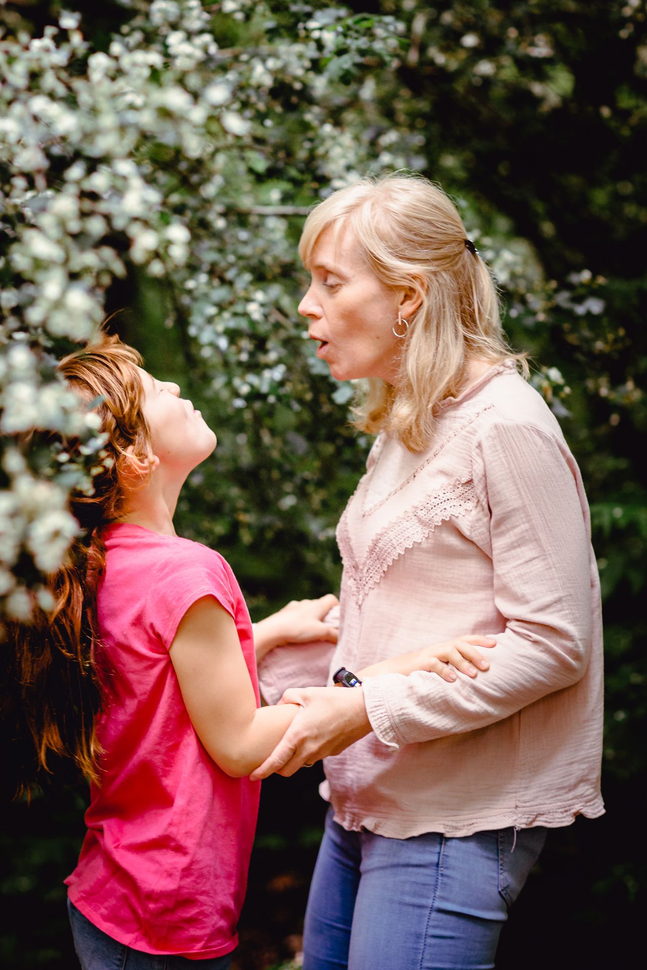 Gezinsfotografie in natuurpark Brielmeersen Deinze, spontane momenten in het groen