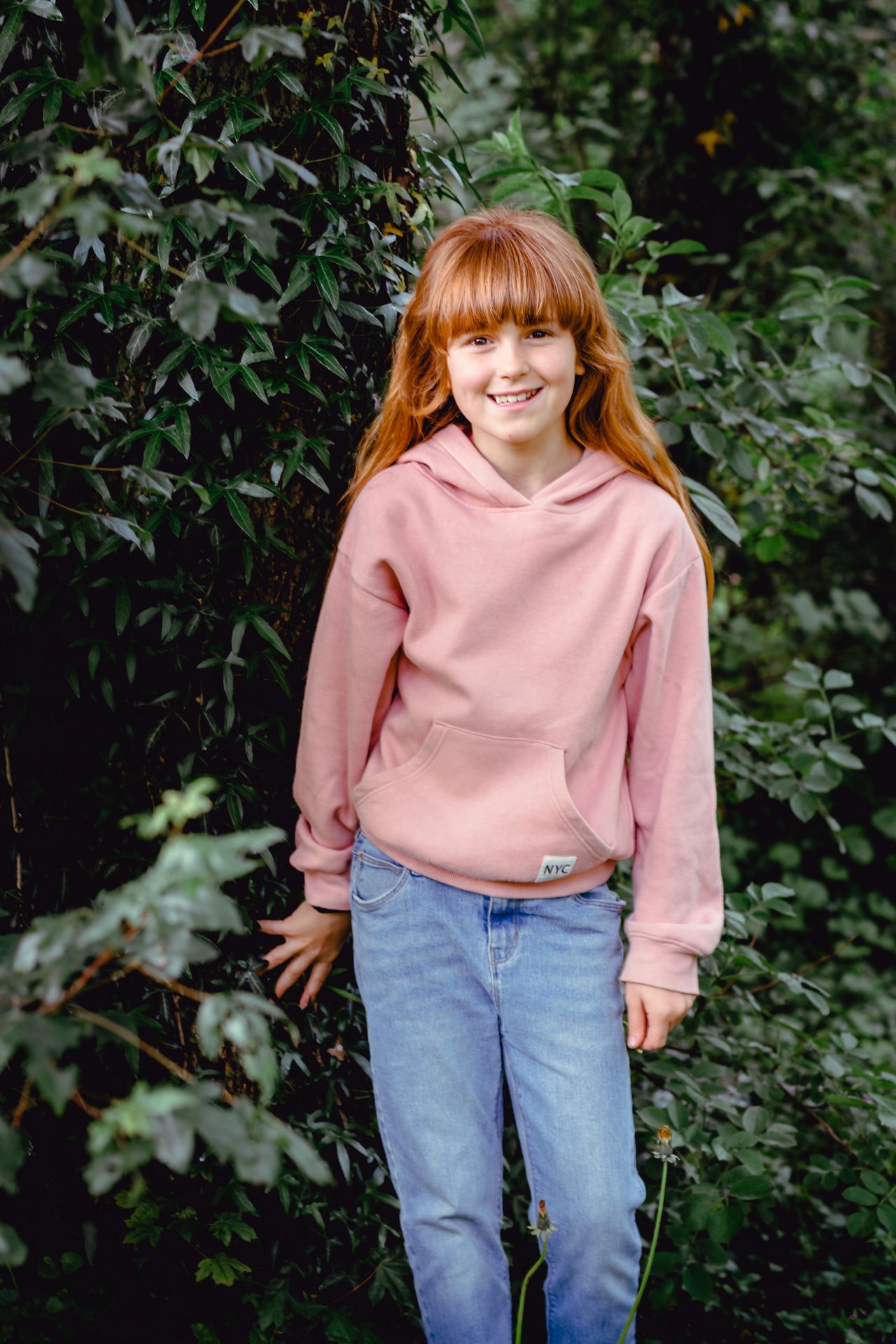 Familiefotoshoot in de Brielmeersen Deinze, natuurlijke setting met groen en water.