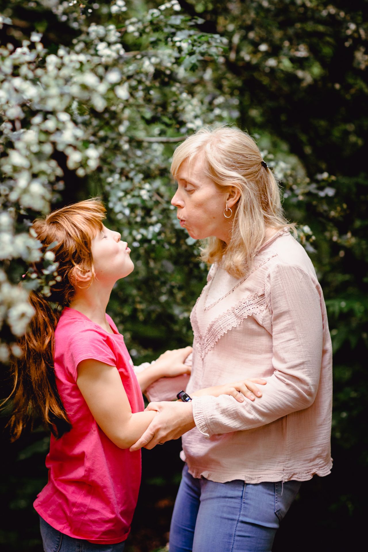 Familiefotografie in Deinze, Brielmeersen park met bomen, vijvers en natuurlijke lichtinval.