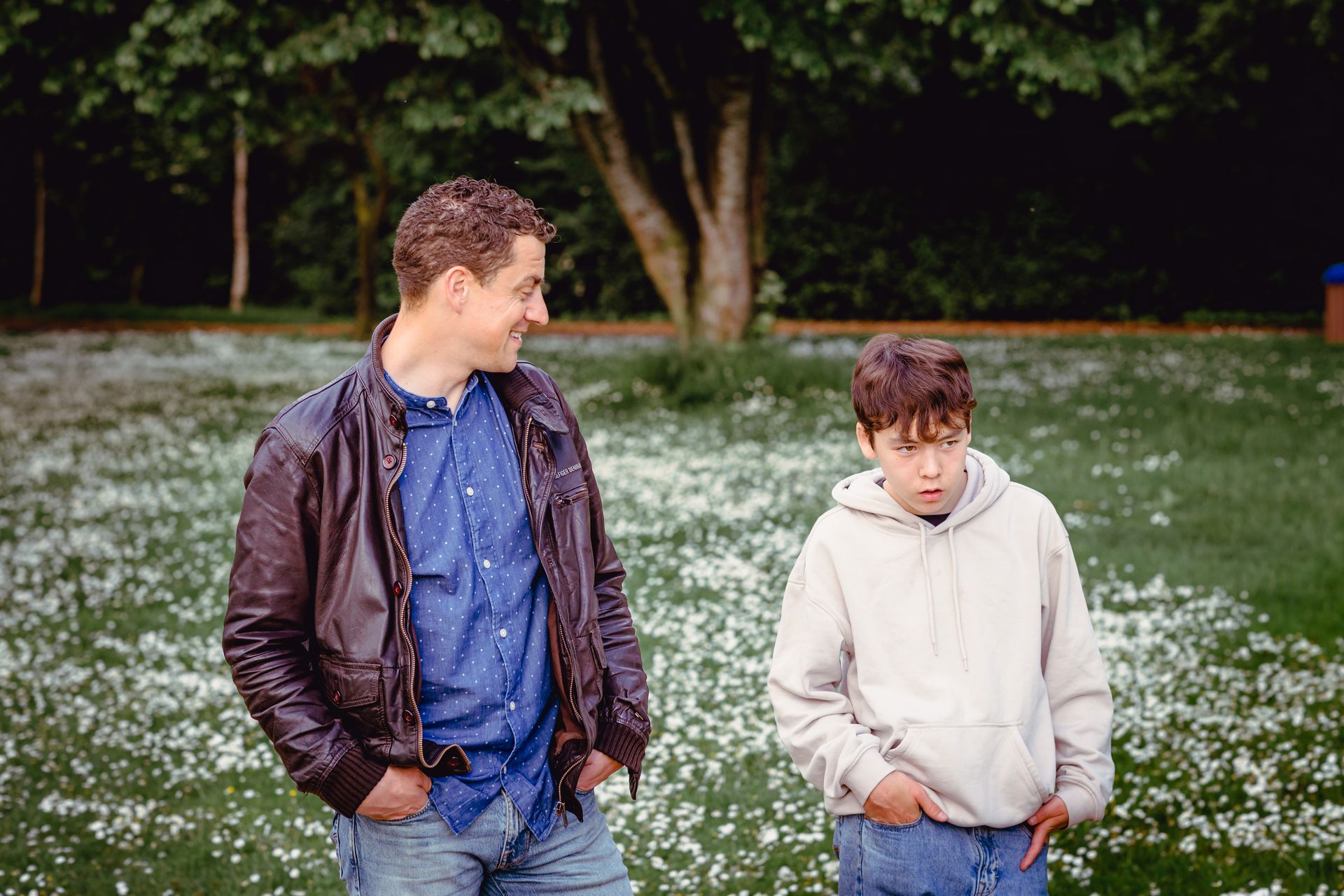 Professionele familiefoto’s in Brielmeersen Deinze, parklandschap en speelse kinderen.