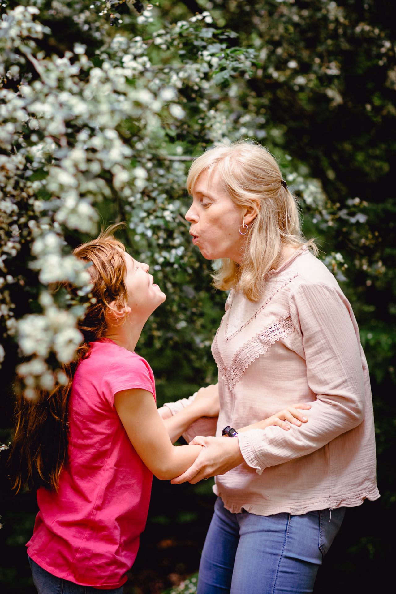 Familiefotografie in Deinze, Brielmeersen park met bomen, vijvers en natuurlijke lichtinval.