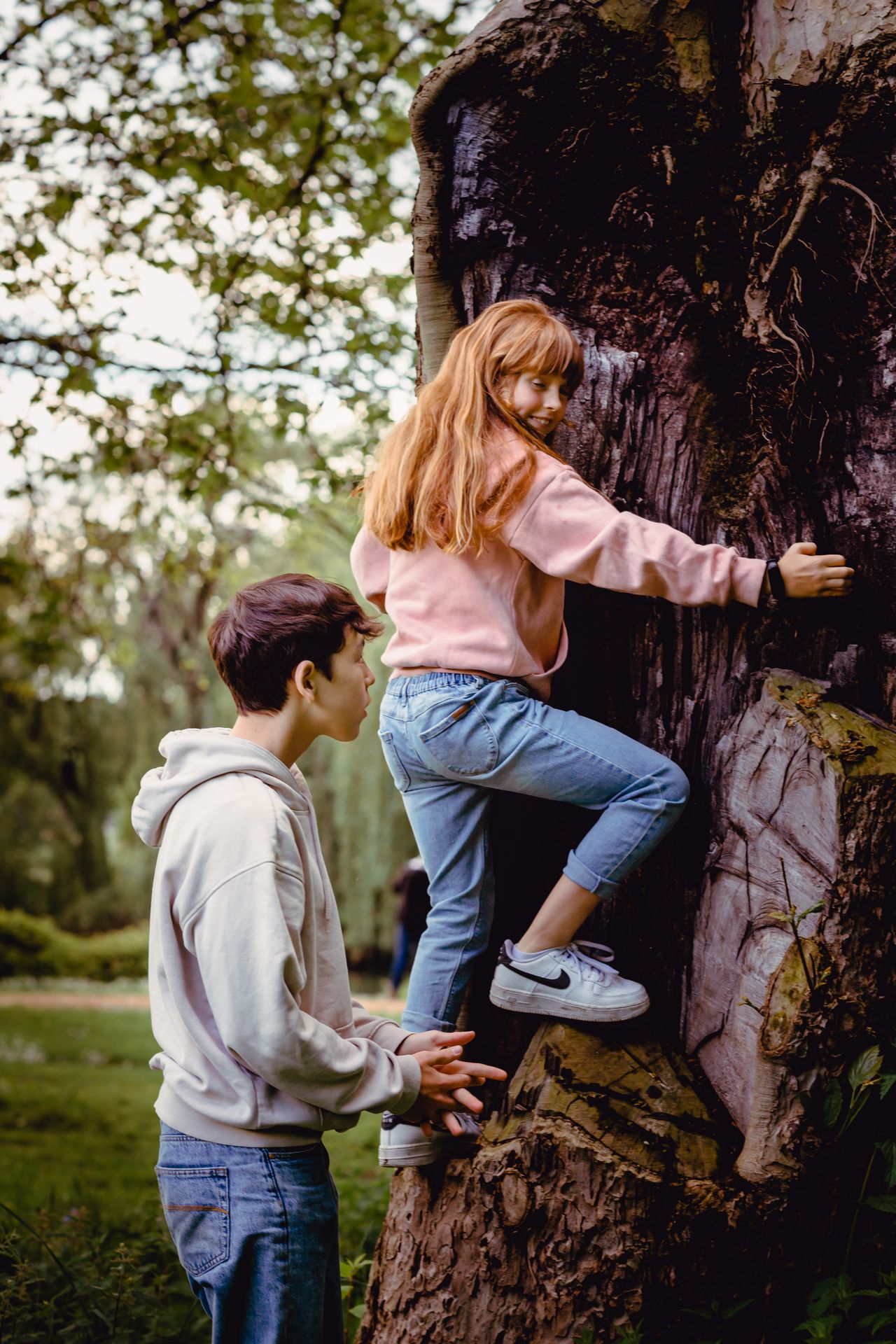 Gezinsfotografie in natuurpark Brielmeersen Deinze, spontane momenten in het groen