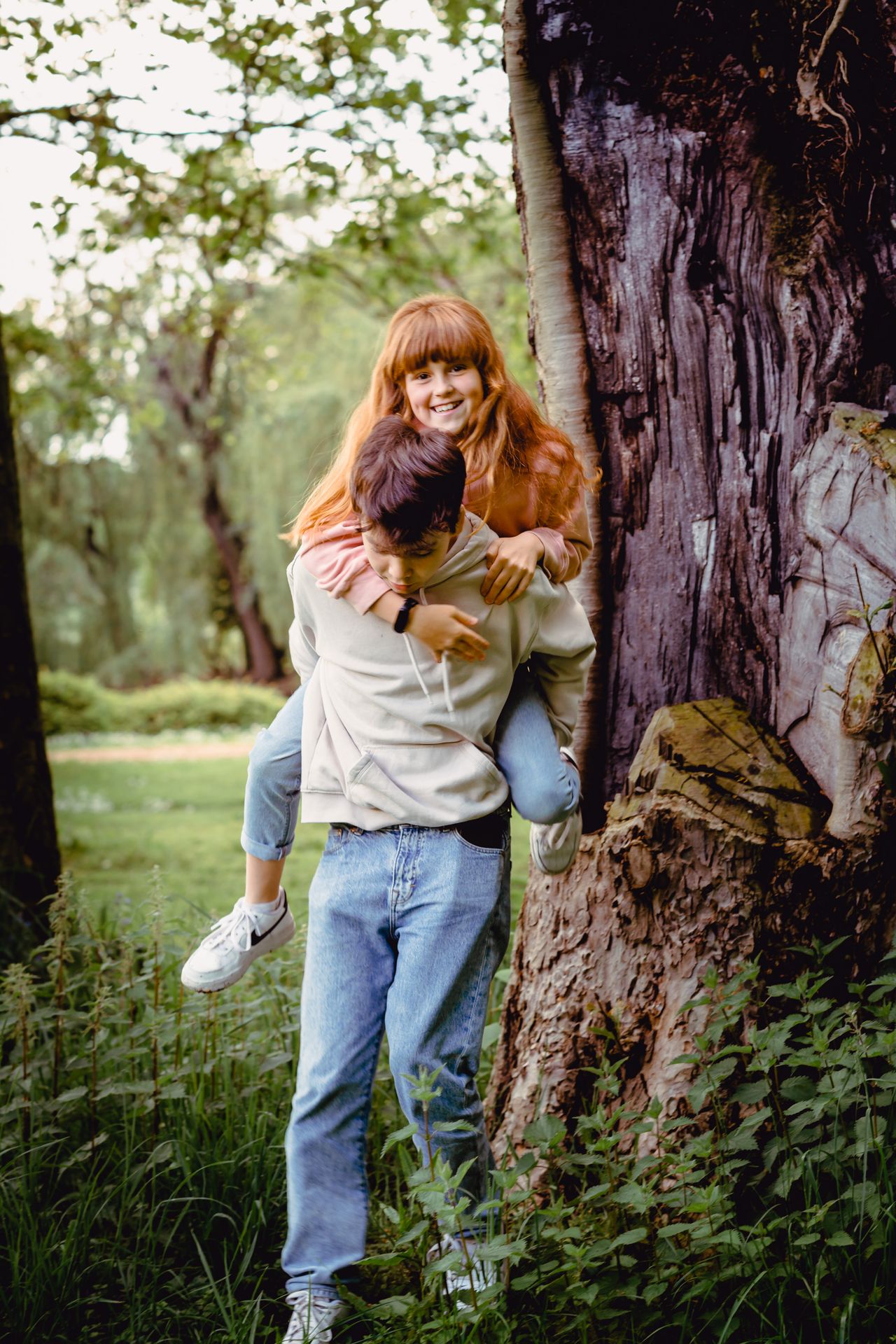 Professionele familiefoto’s in Brielmeersen Deinze, parklandschap en speelse kinderen.