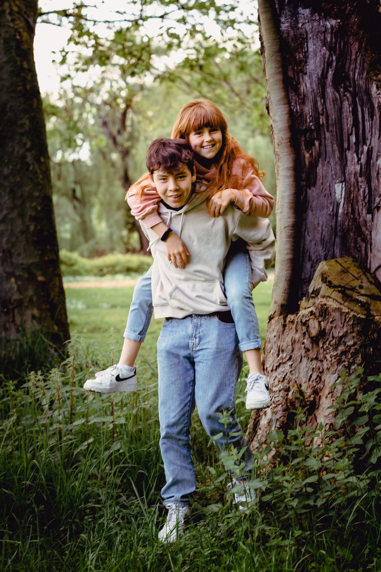 Familiefotografie in Deinze, Brielmeersen park met bomen, vijvers en natuurlijke lichtinval.
