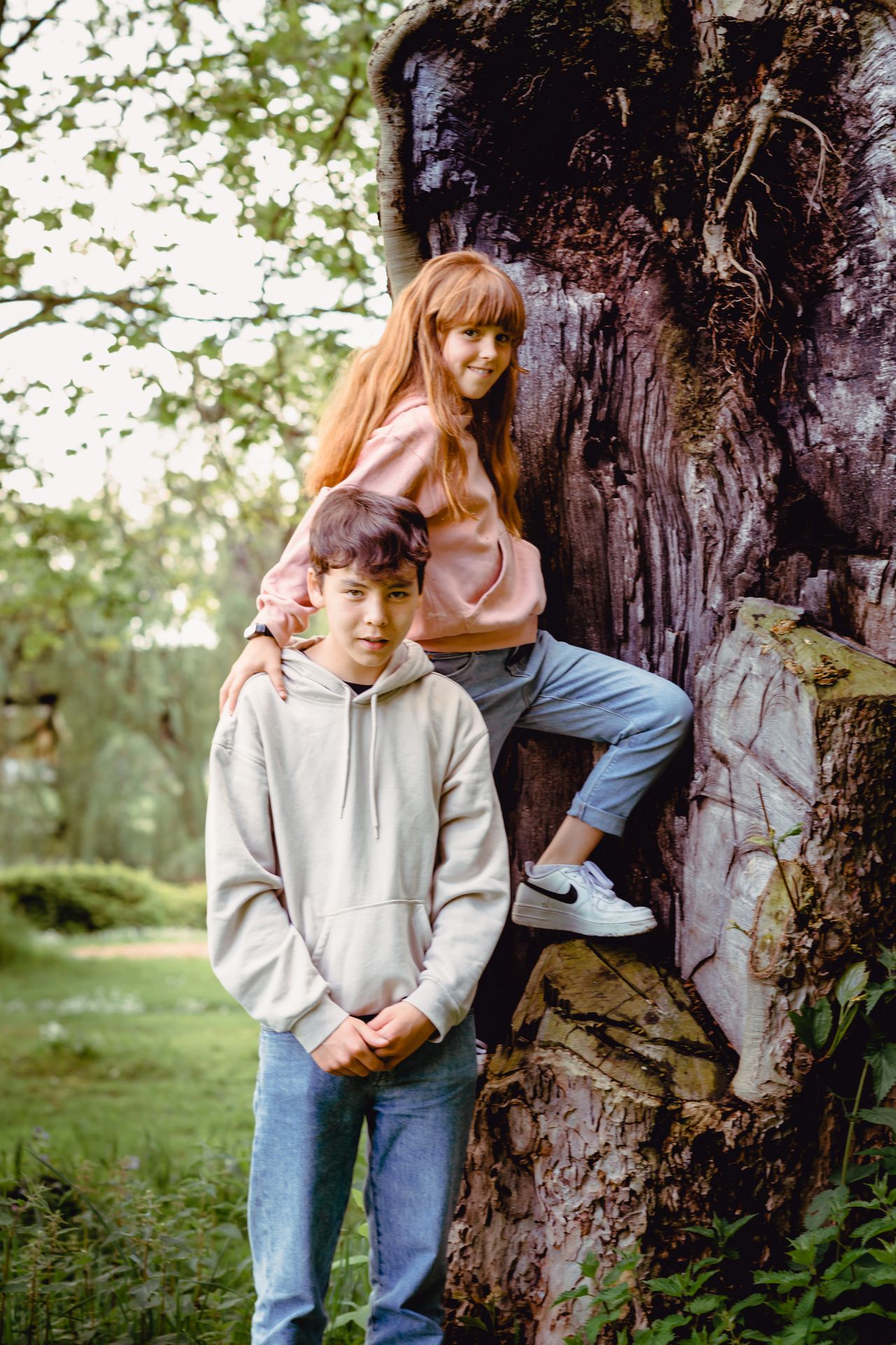 Familiefotografie in Deinze, Brielmeersen park met bomen, vijvers en natuurlijke lichtinval.
