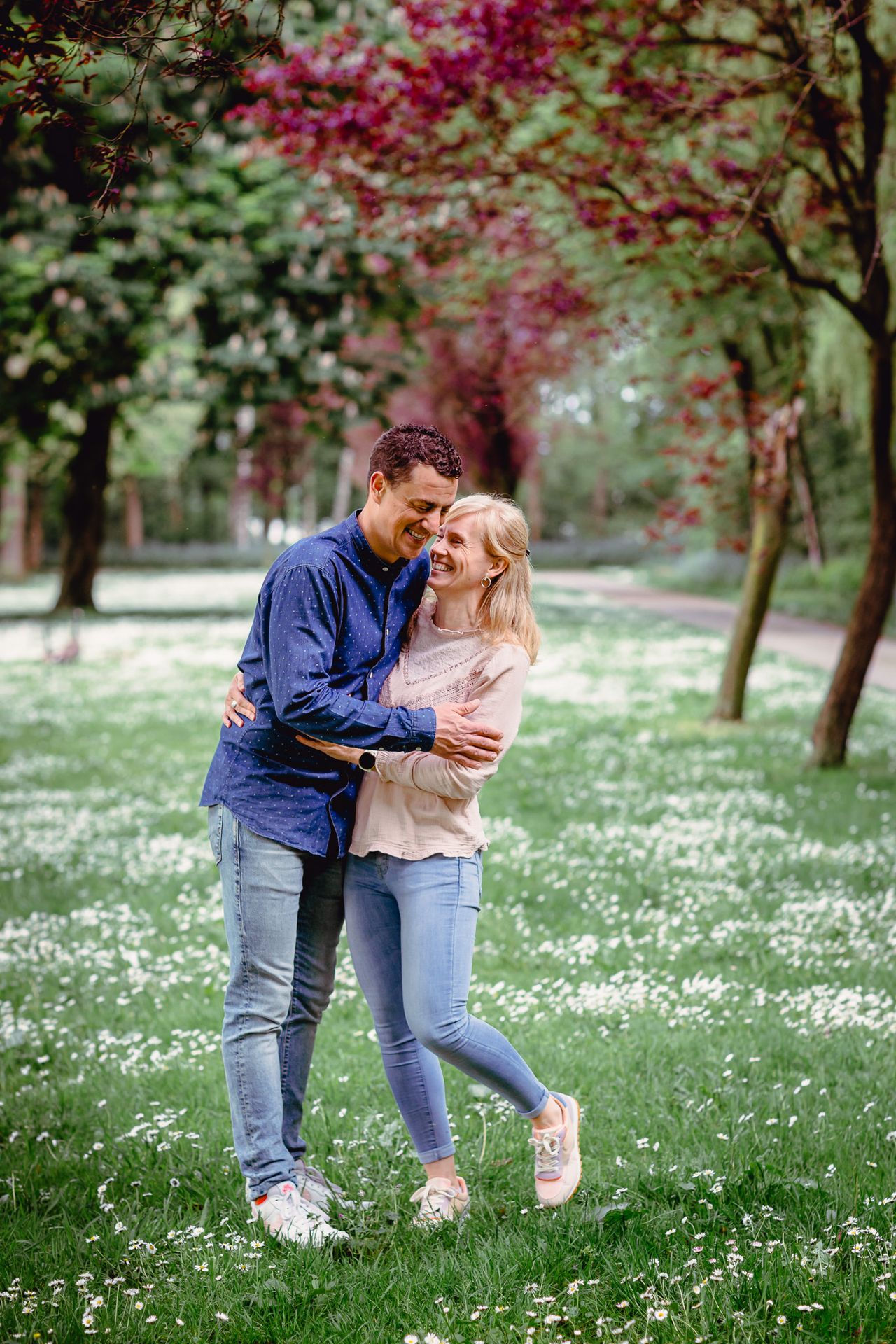 Familiefotografie in Deinze, Brielmeersen park met bomen, vijvers en natuurlijke lichtinval.