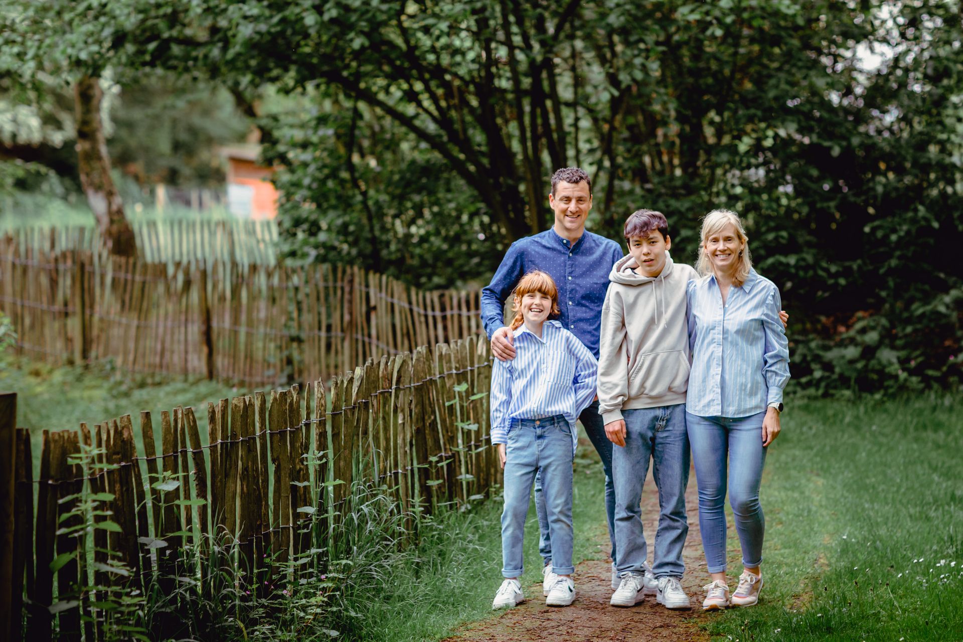 Fotoshoot van familie in Brielmeersen Deinze, idyllische natuur en ontspannen sfeer.