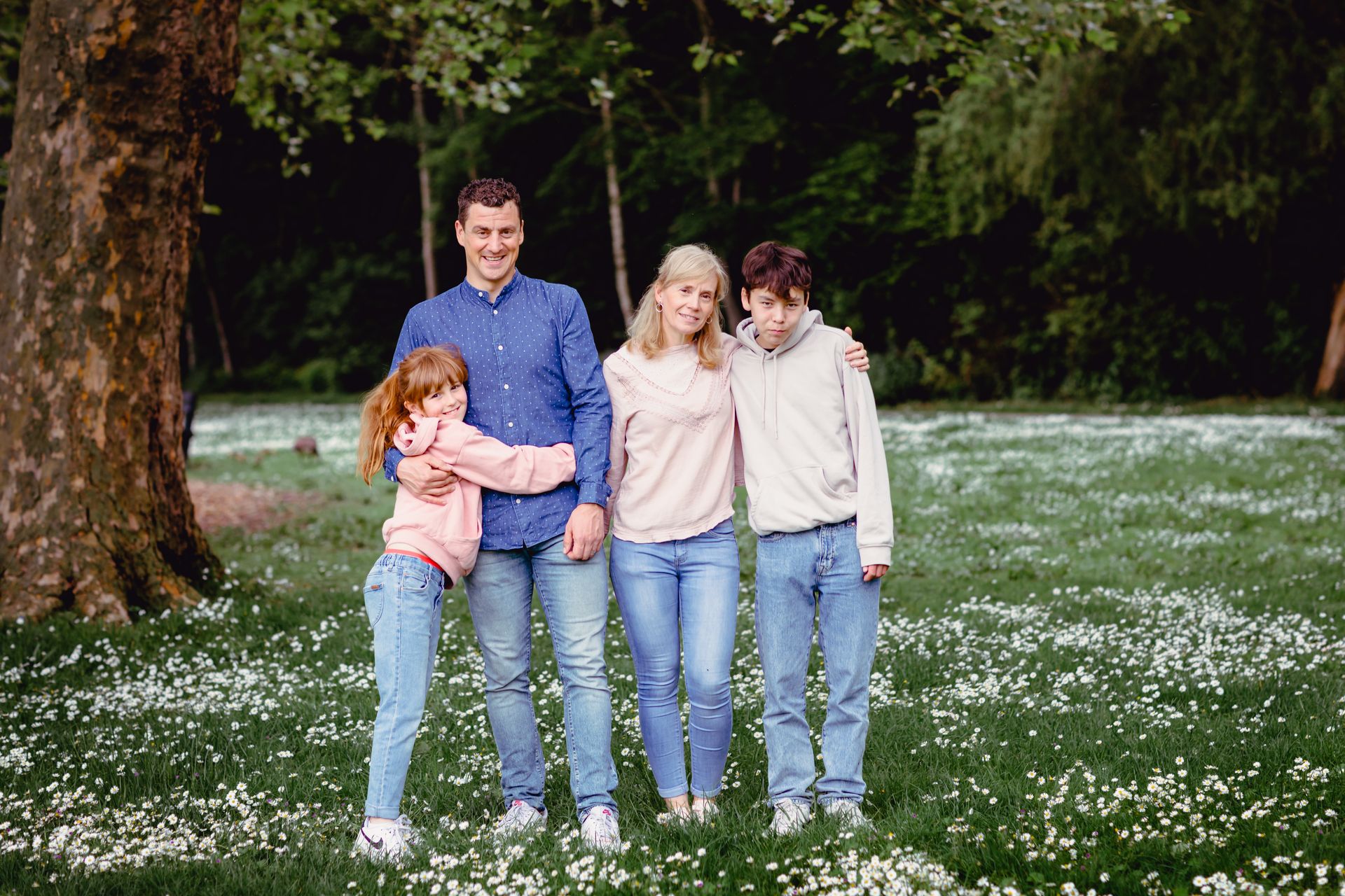 Familiefotoshoot in de Brielmeersen Deinze, natuurlijke setting met groen en water.