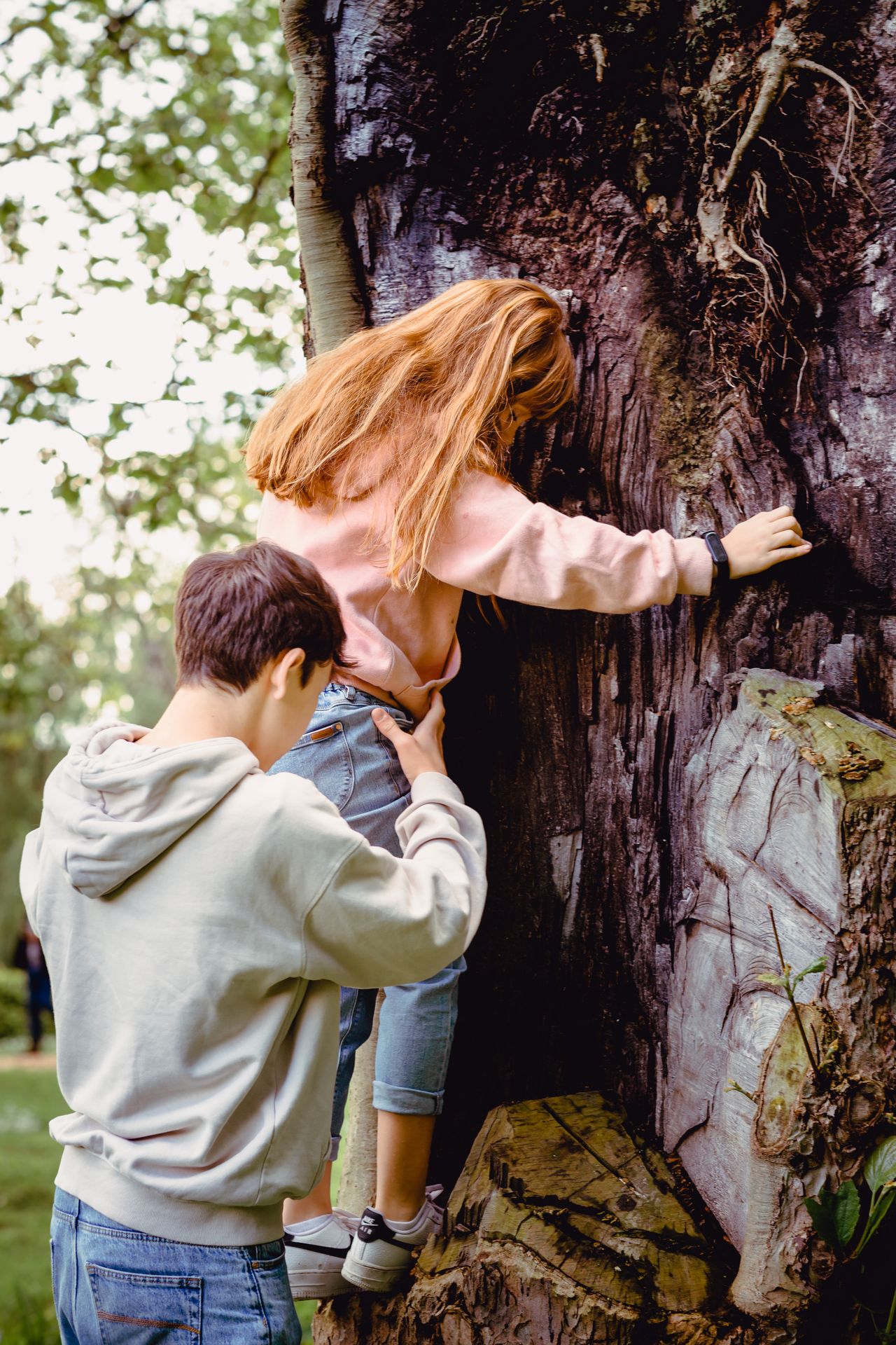 Gezinsfotografie in natuurpark Brielmeersen Deinze, spontane momenten in het groen