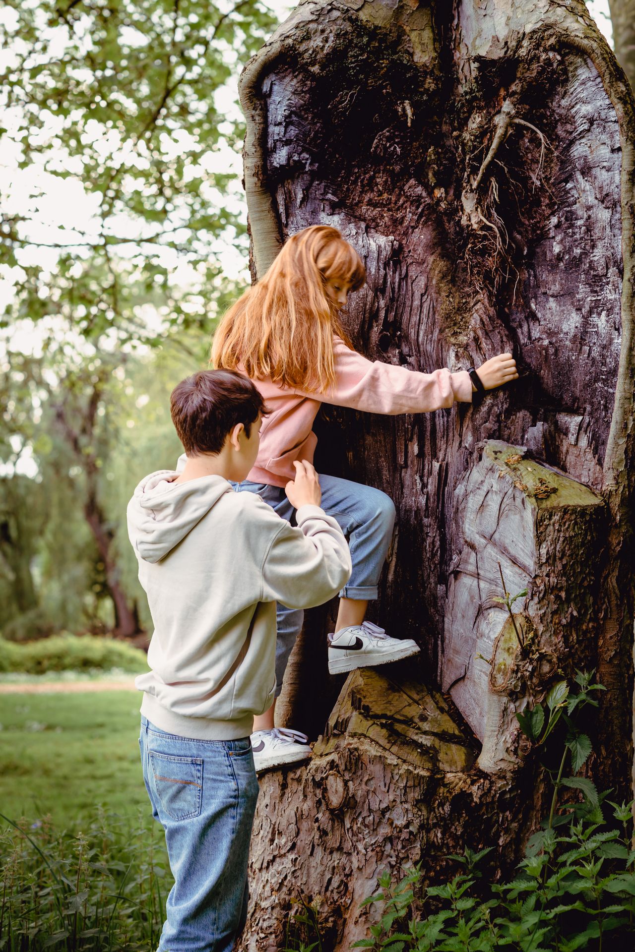 Gezinsfotografie in natuurpark Brielmeersen Deinze, spontane momenten in het groen