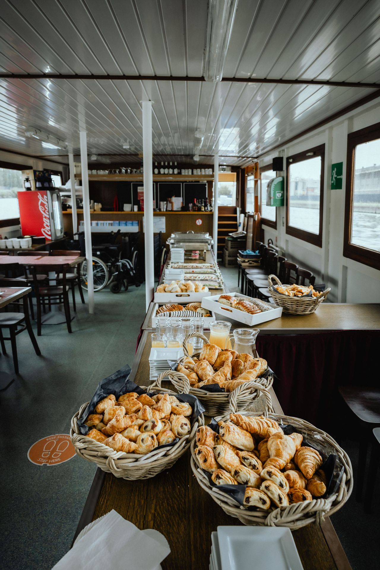 Aperitief aan boord tijdens boottocht naar Brussel