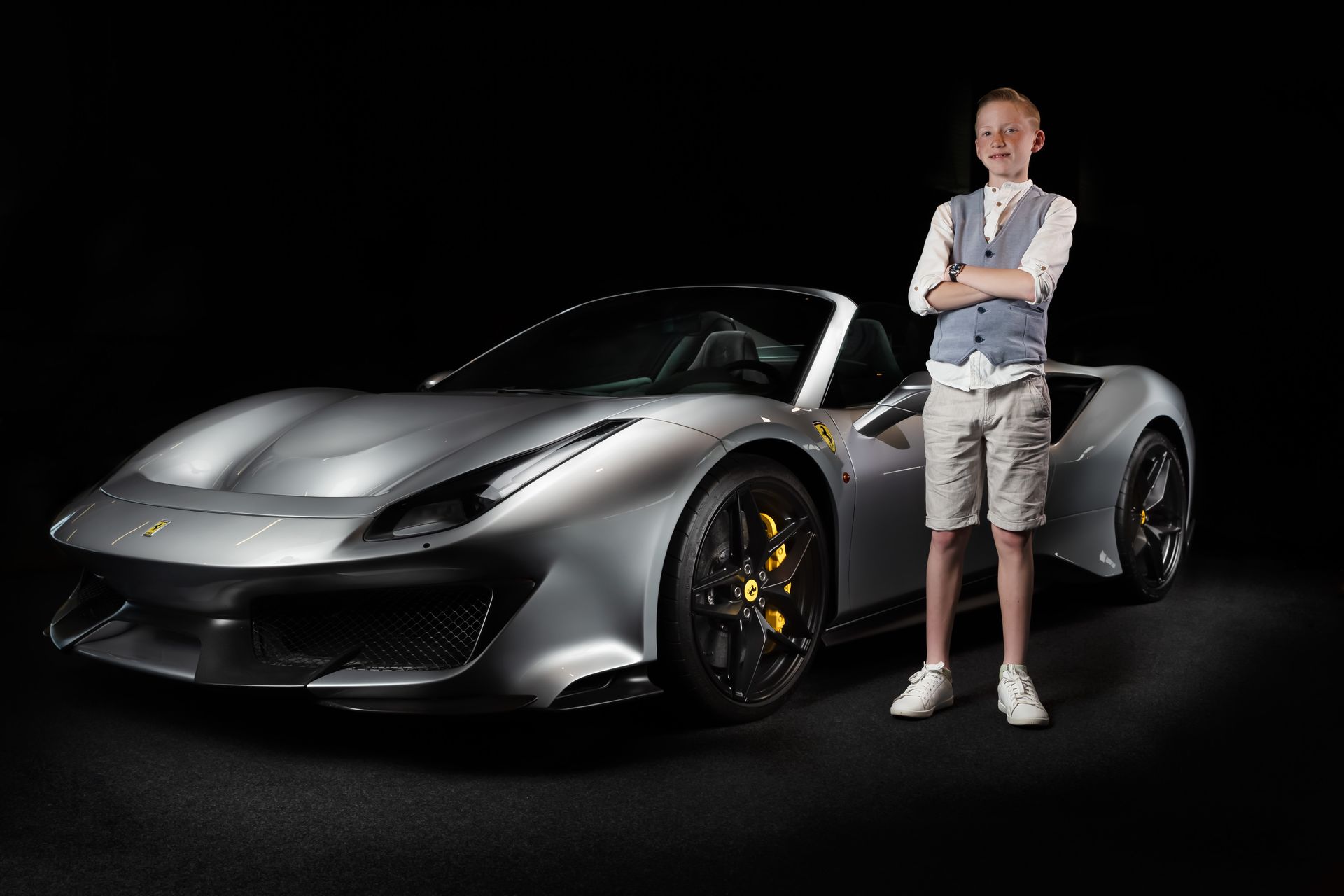 Luxe studiofoto van een zilveren Ferrari 488 Pista Spider met professionele belichting.