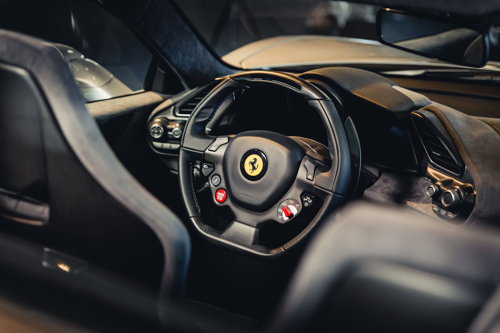 Luxe studiofoto van een zilveren Ferrari 488 Pista Spider met professionele belichting.