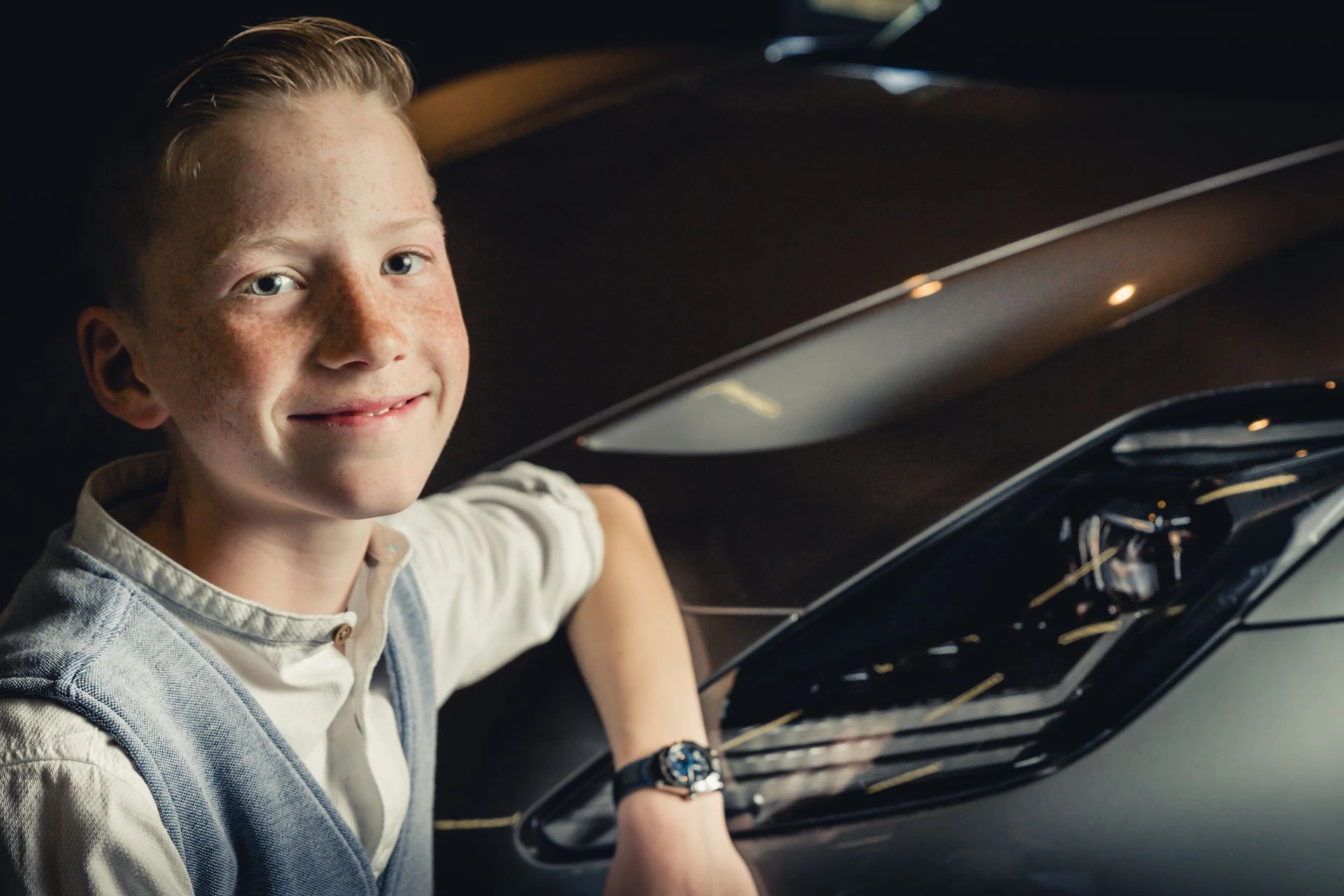 Vooraanzicht van een Maserati MC20 in een donkere studio-opstelling met dramatische belichting.