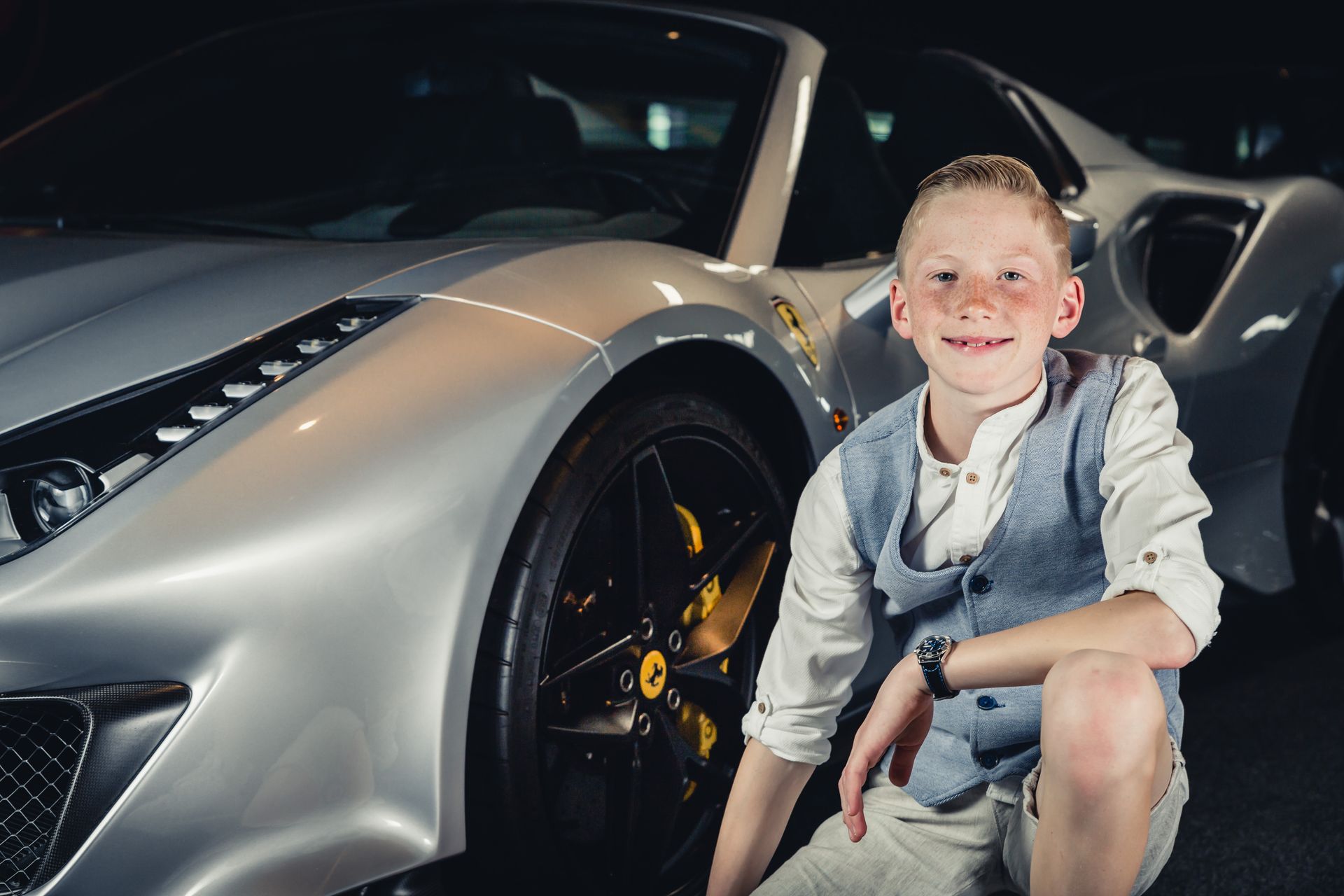 Luxe studiofoto van een zilveren Ferrari 488 Pista Spider met professionele belichting.