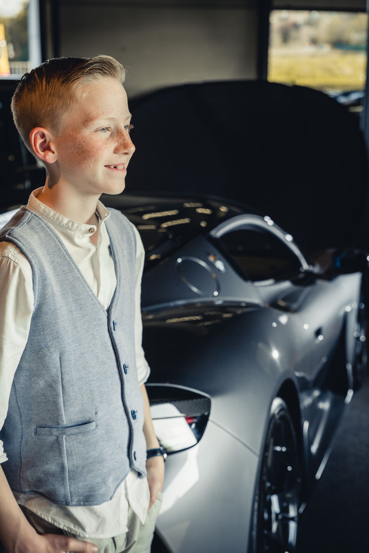 Vooraanzicht van een Maserati MC20 in een donkere studio-opstelling met dramatische belichting.