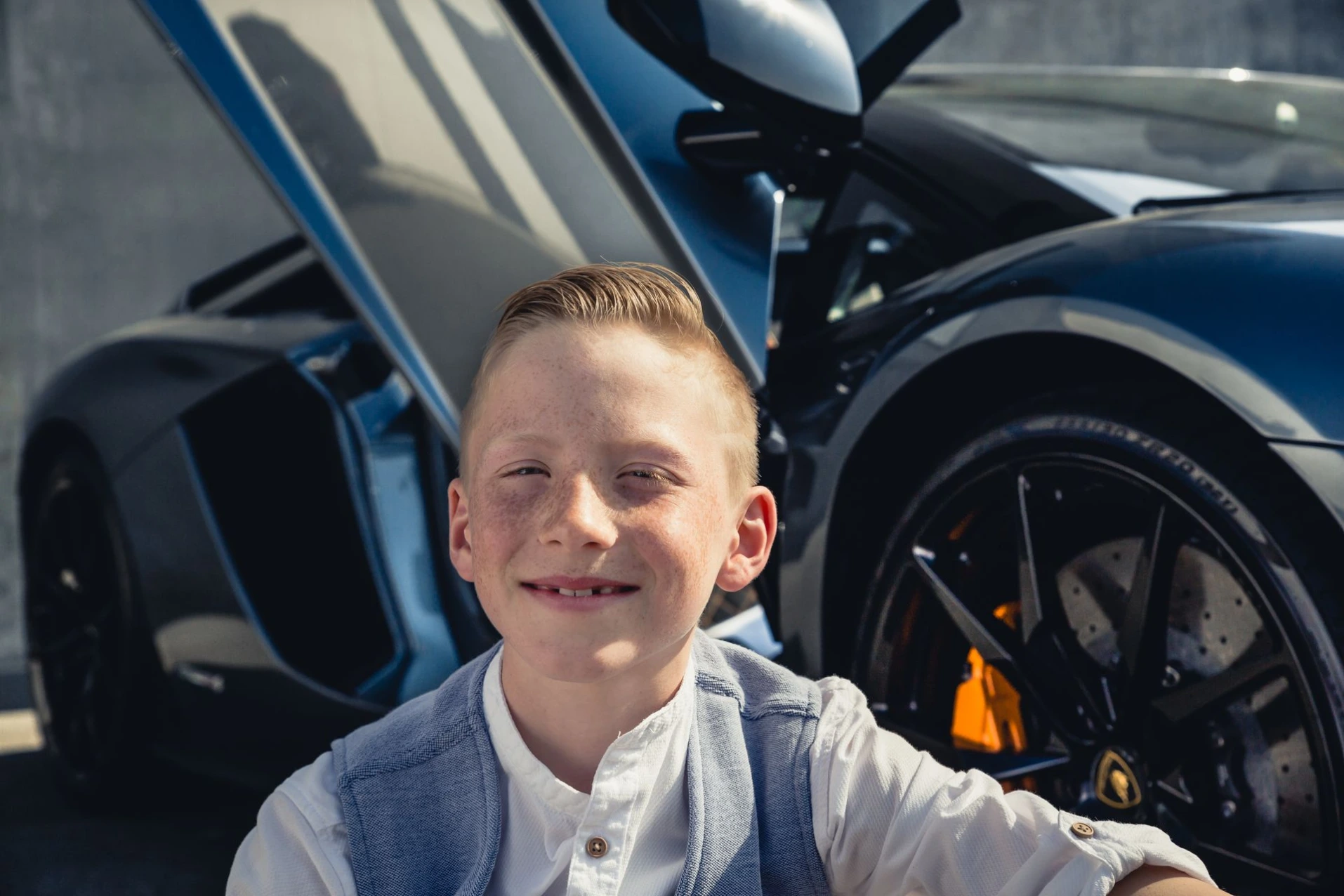 Detailfoto van een zilveren Lamborghini Aventador tijdens een communieshoot op locatie.