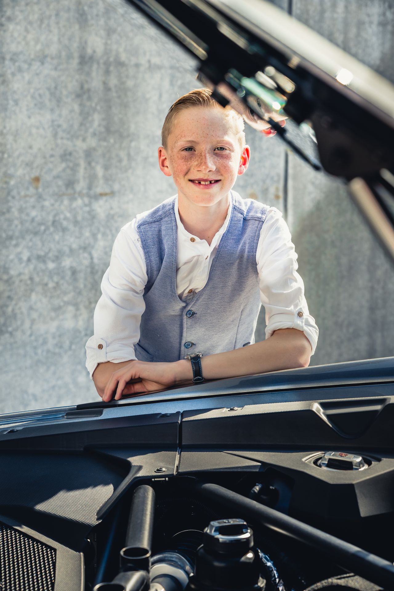 Detailfoto van een zilveren Lamborghini Aventador tijdens een communieshoot op locatie.
